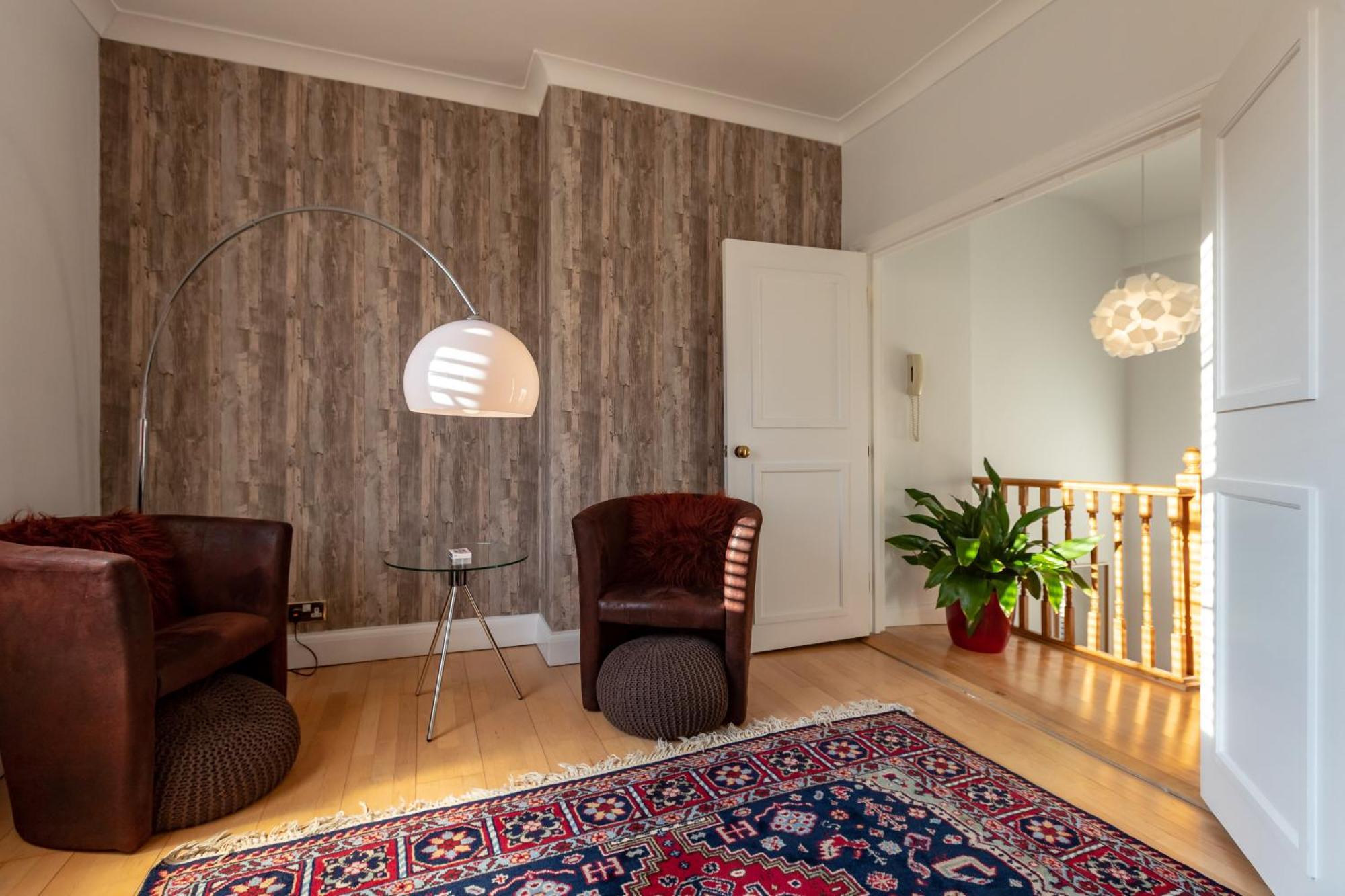 The Zenscape - Chic 2 Bedroom In Covent Garden L Sleeps 6 With Sofa Bed L Prime Location Free Wifi L Perfect For Business & Leisure Travelers L 15percent Off Weekly & 20percent Off Monthly Stays! Apartment