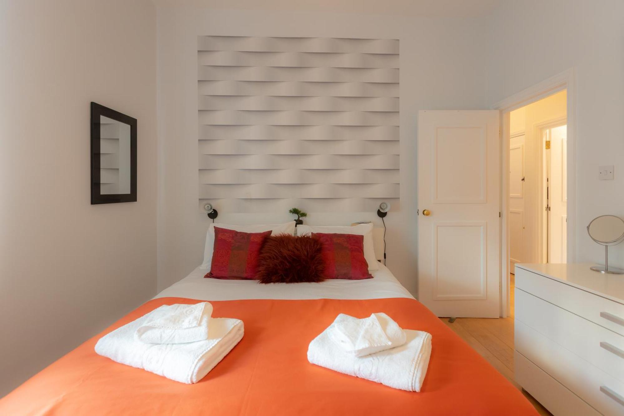 The Zenscape - Chic 2 Bedroom In Covent Garden L Sleeps 6 With Sofa Bed L Prime Location Free Wifi L Perfect For Business & Leisure Travelers L 15percent Off Weekly & 20percent Off Monthly Stays! *