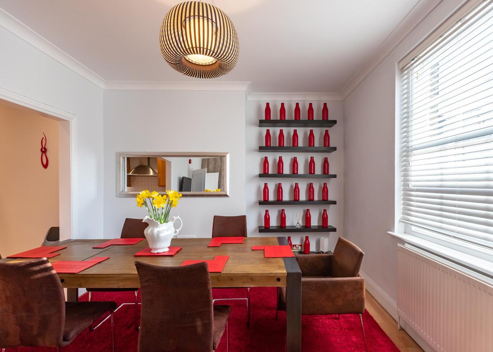 The Zenscape - Chic 2 Bedroom In Covent Garden L Sleeps 6 With Sofa Bed L Prime Location Free Wifi L Perfect For Business & Leisure Travelers L 15percent Off Weekly & 20percent Off Monthly Stays!