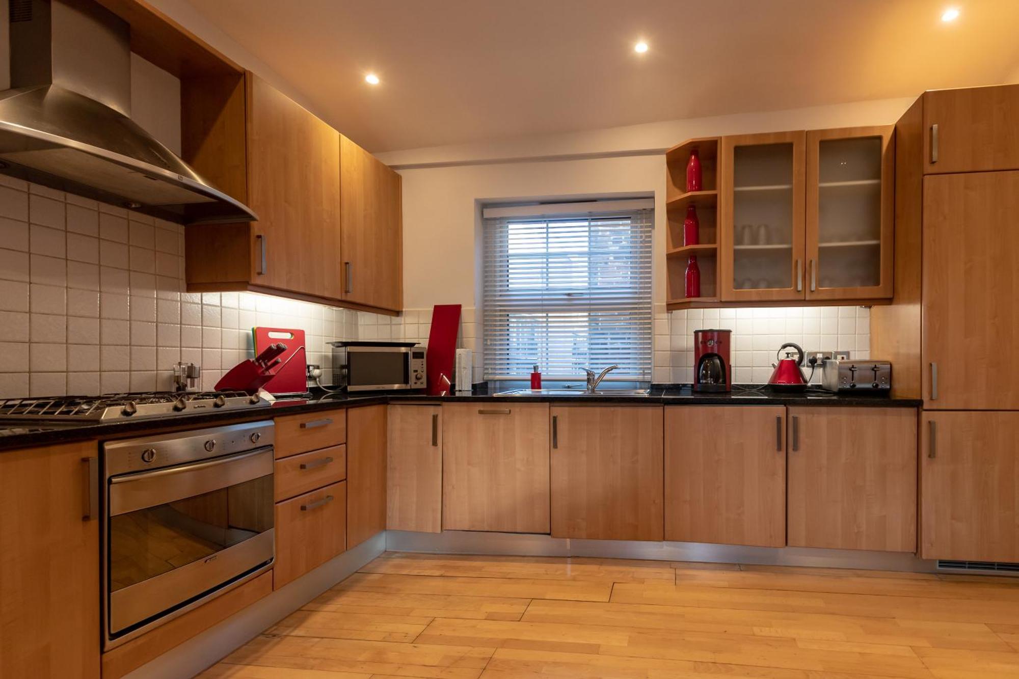 The Zenscape - Chic 2 Bedroom In Covent Garden L Sleeps 6 With Sofa Bed L Prime Location Free Wifi L Perfect For Business & Leisure Travelers L 15percent Off Weekly & 20percent Off Monthly Stays! Apartment *