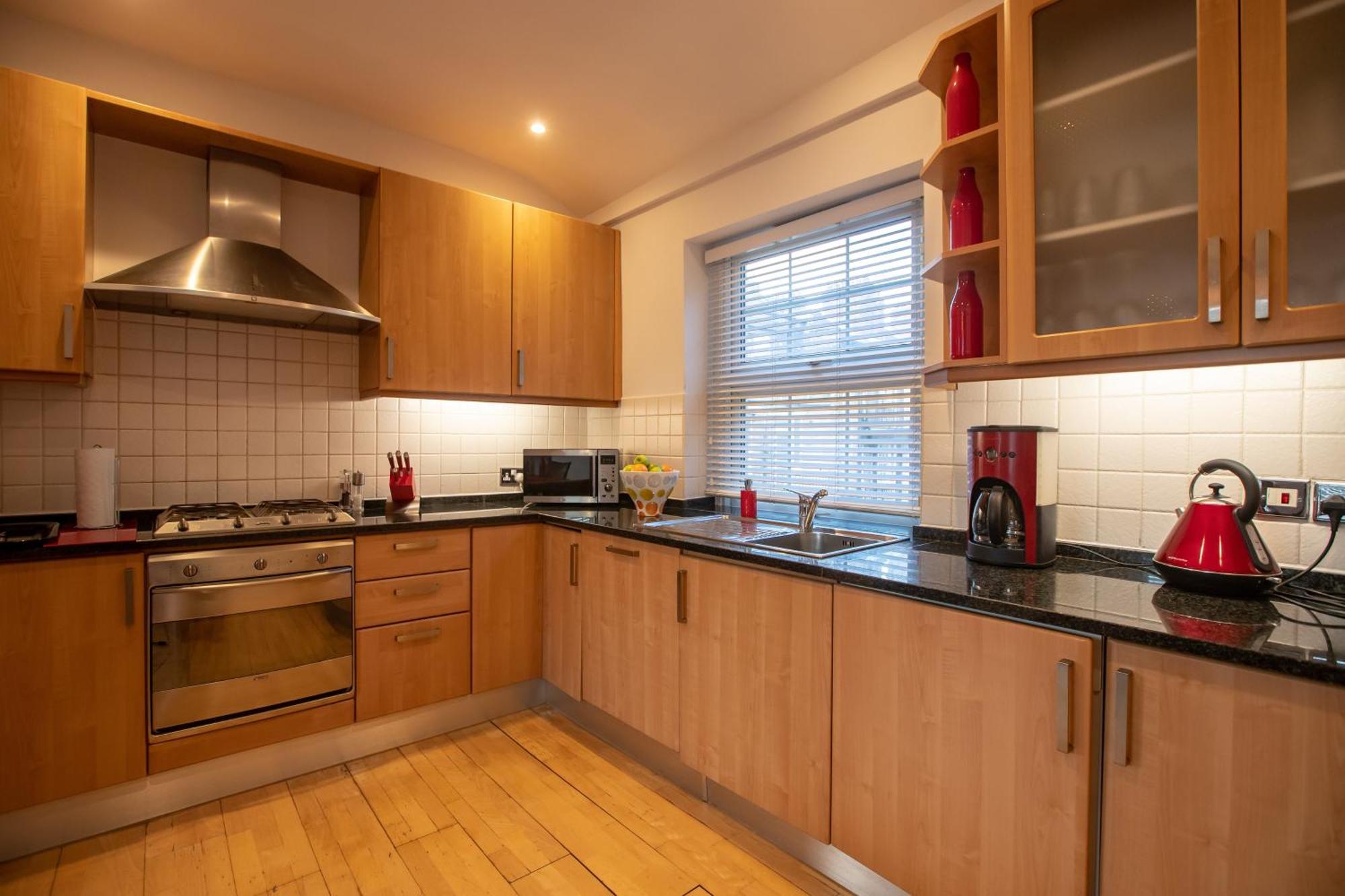 The Zenscape - Chic 2 Bedroom In Covent Garden L Sleeps 6 With Sofa Bed L Prime Location Free Wifi L Perfect For Business & Leisure Travelers L 15percent Off Weekly & 20percent Off Monthly Stays! Apartment *