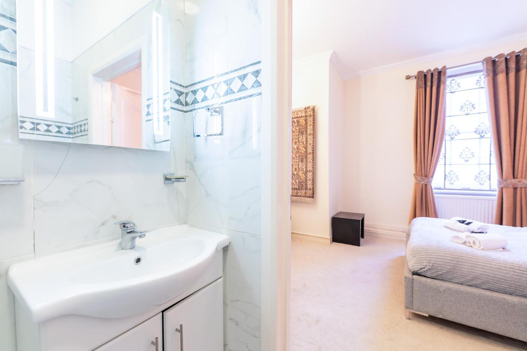 Luxury 4 Bedroom Flat In Sussex Gardens