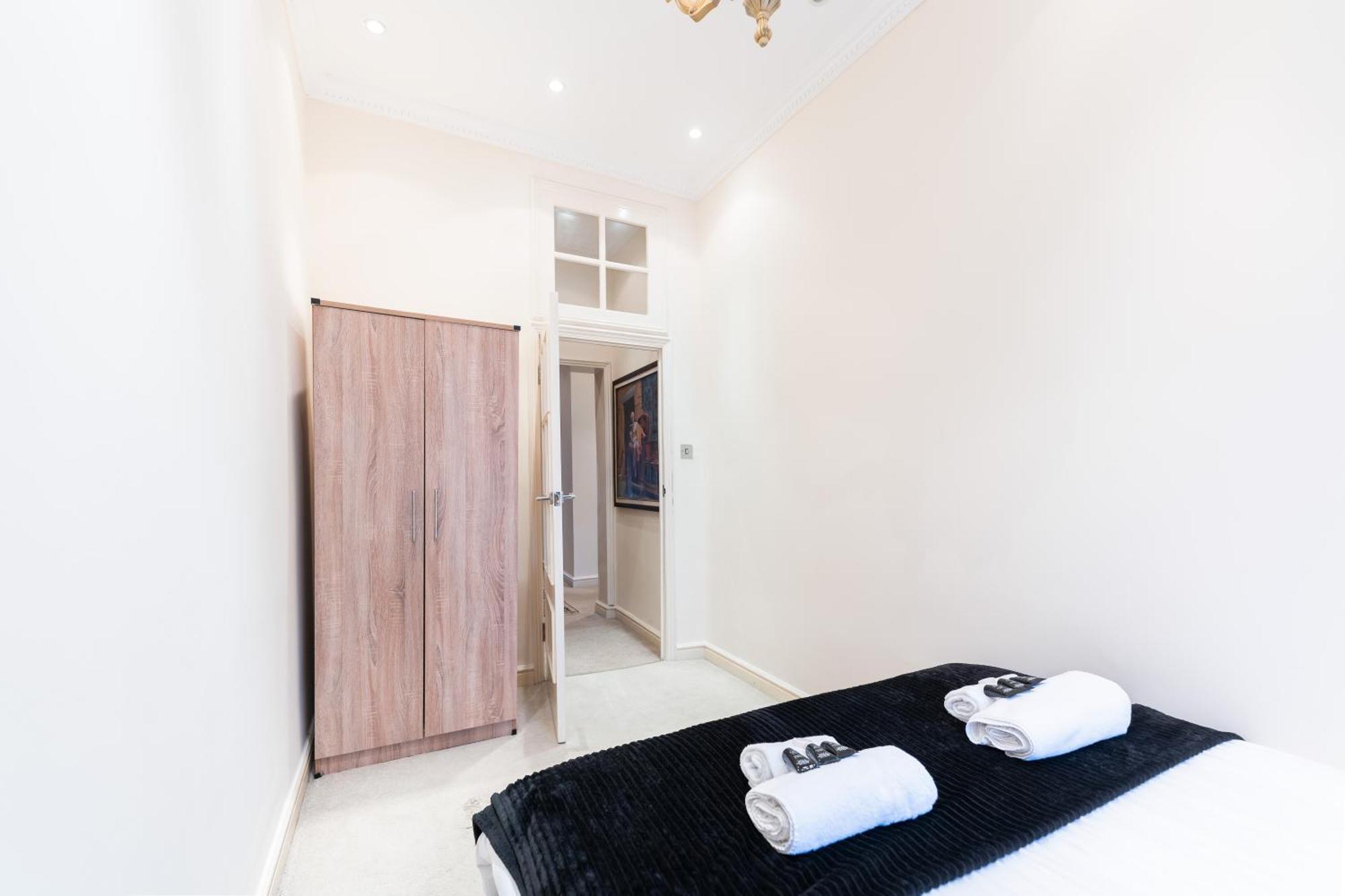 Luxury 4 Bedroom Flat In Sussex Gardens * London