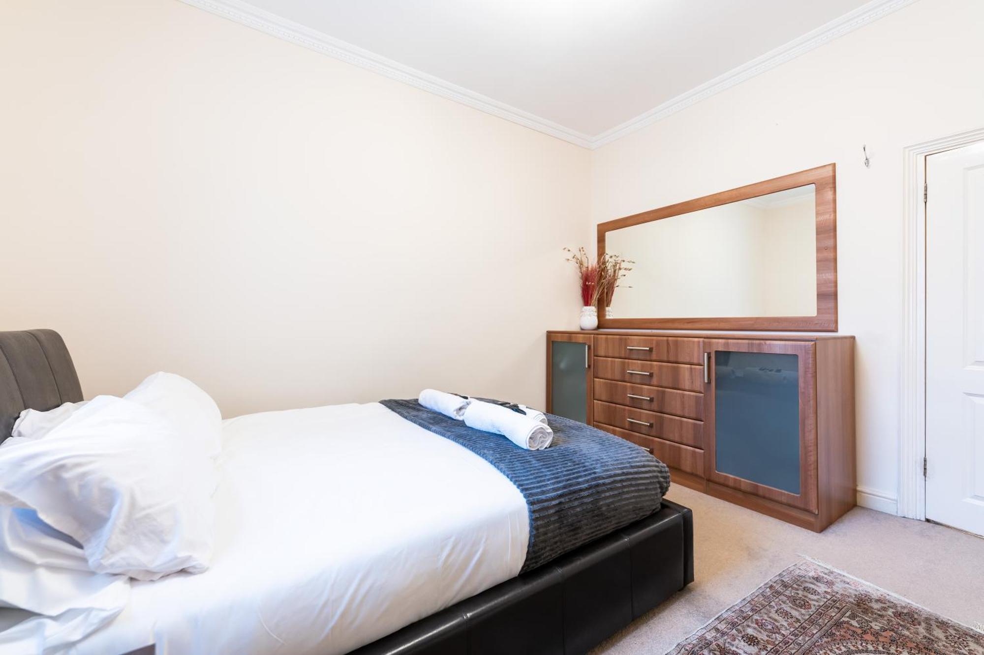 Luxury 4 Bedroom Flat In Sussex Gardens *