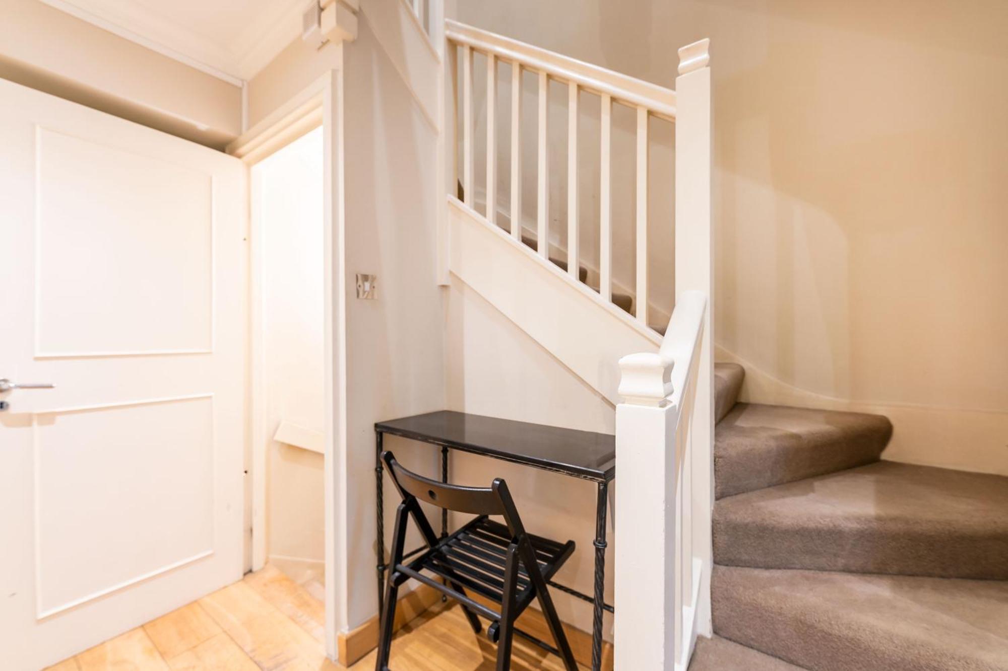 Luxury 6 Bedroom House In Southwick Street London