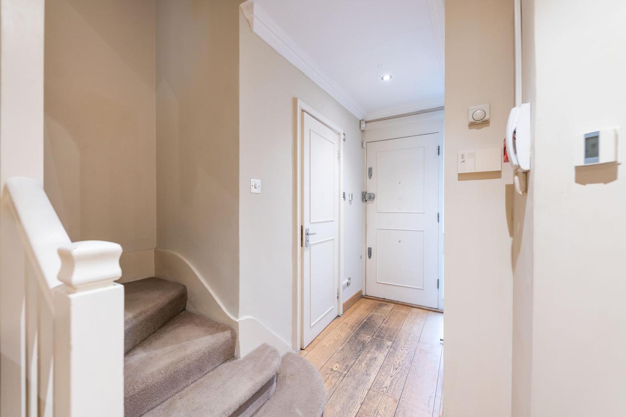 Luxury 6 Bedroom House In Southwick Street Apartment London