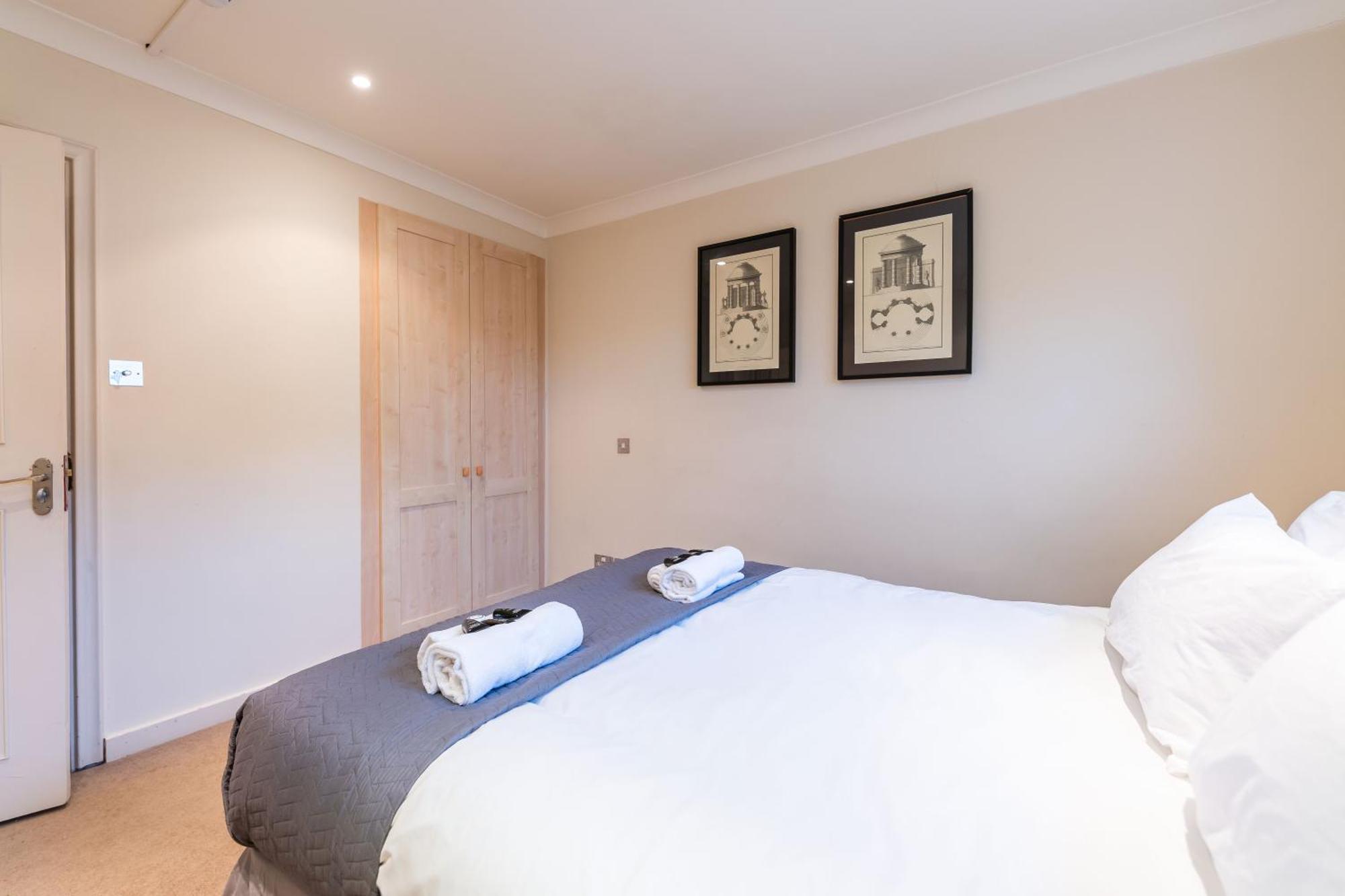 Luxury 6 Bedroom House In Southwick Street