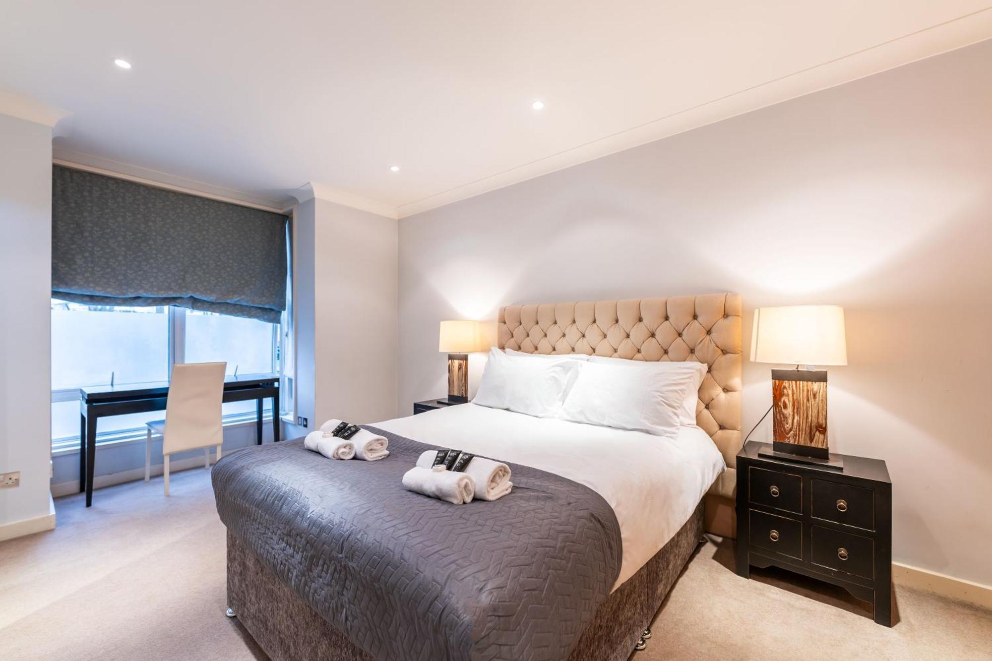 Luxury 6 Bedroom House In Southwick Street Apartment *