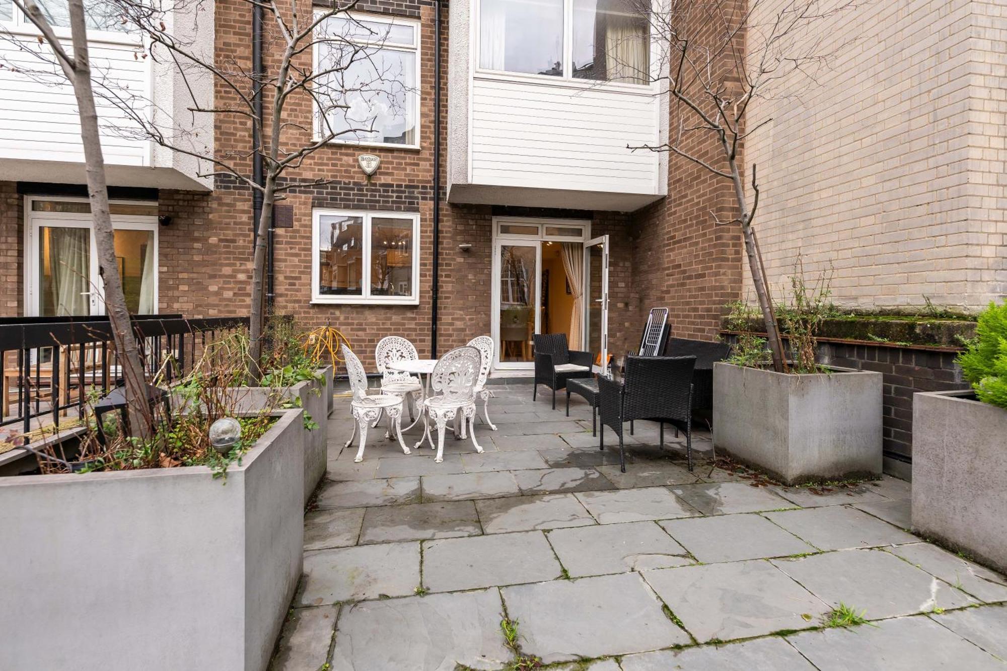 Luxury 6 Bedroom House In Southwick Street Apartment London