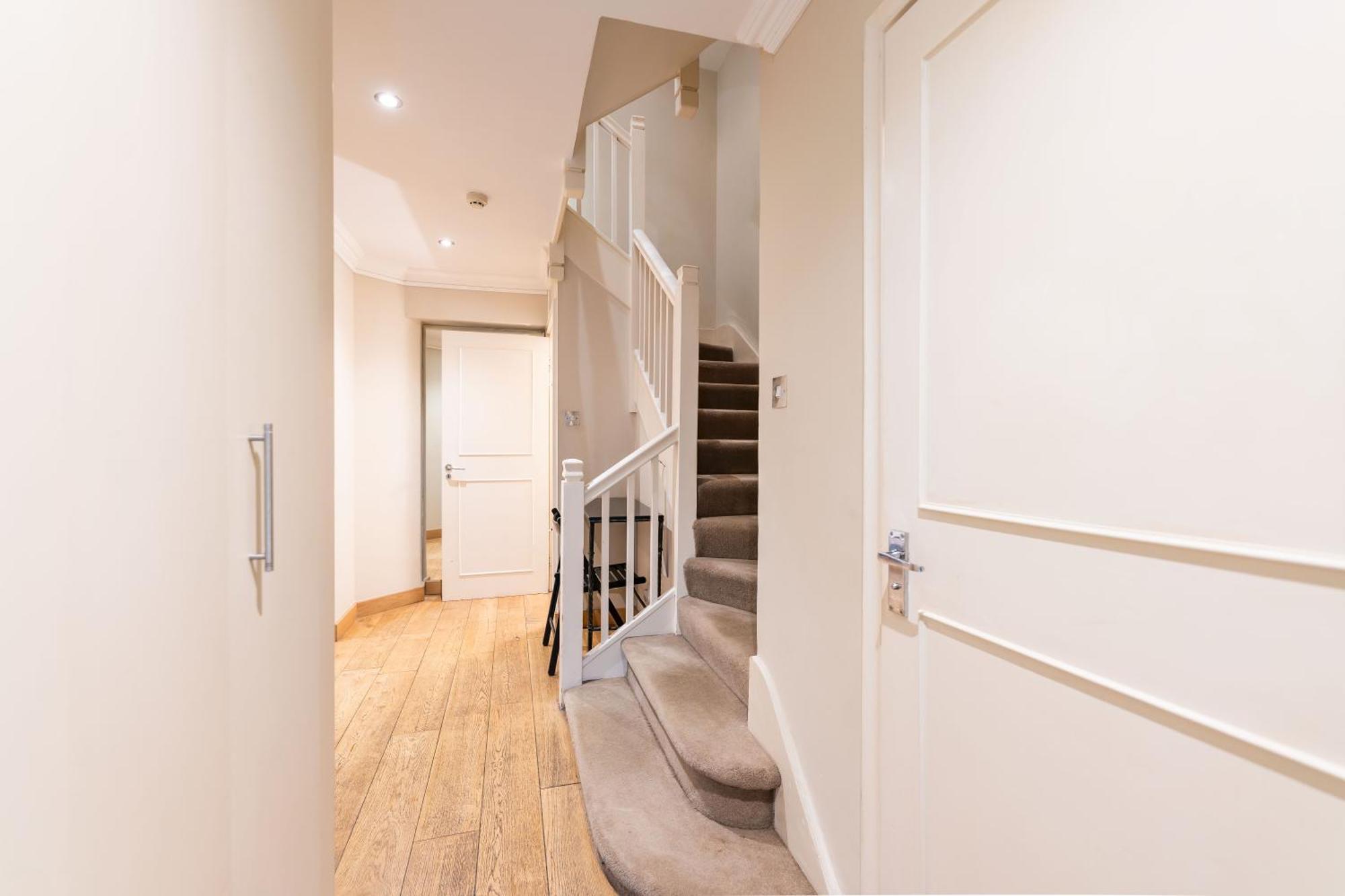 Luxury 6 Bedroom House In Southwick Street Apartment *