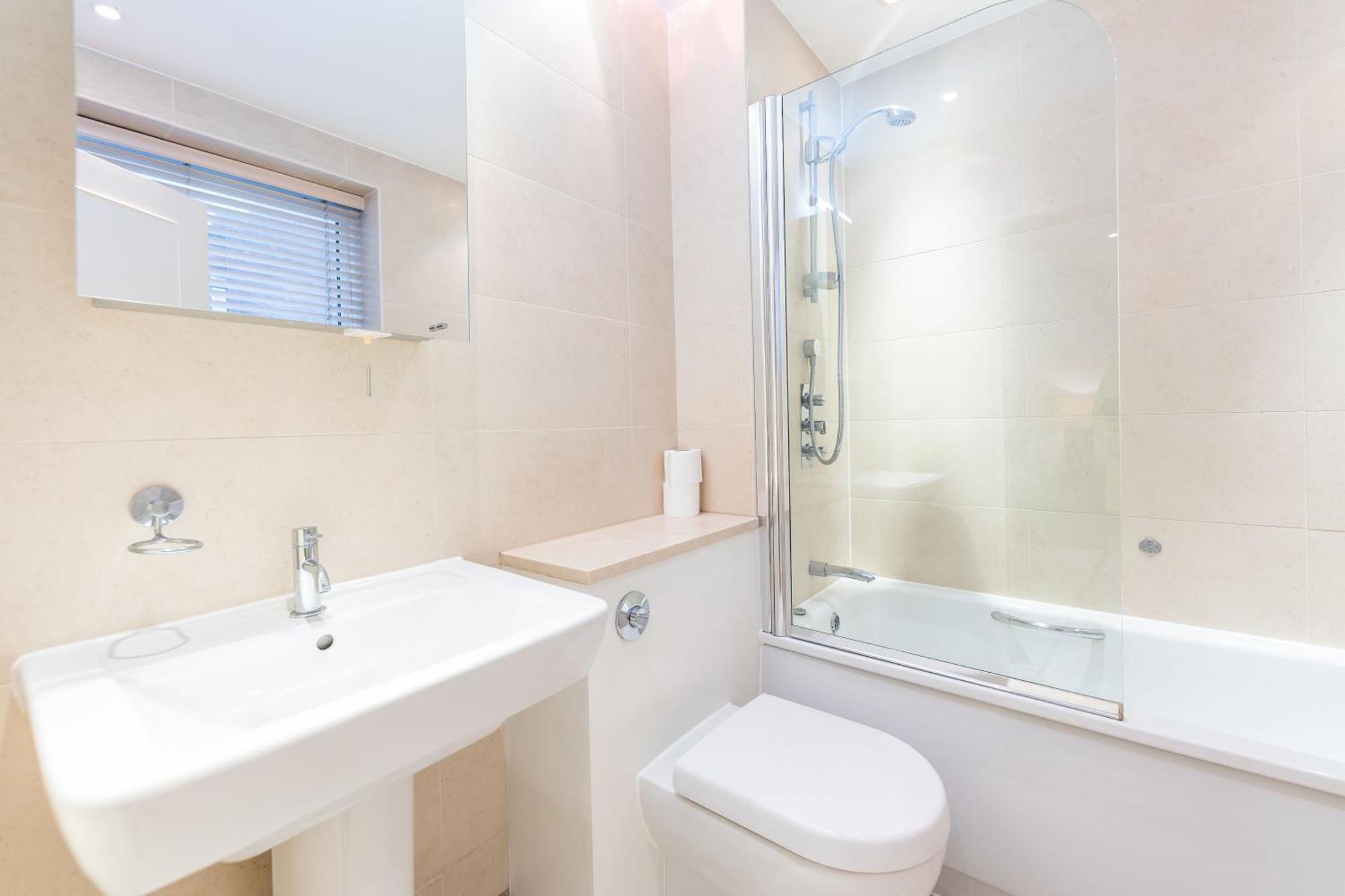 Luxury 6 Bedroom House In Southwick Street Apartment London