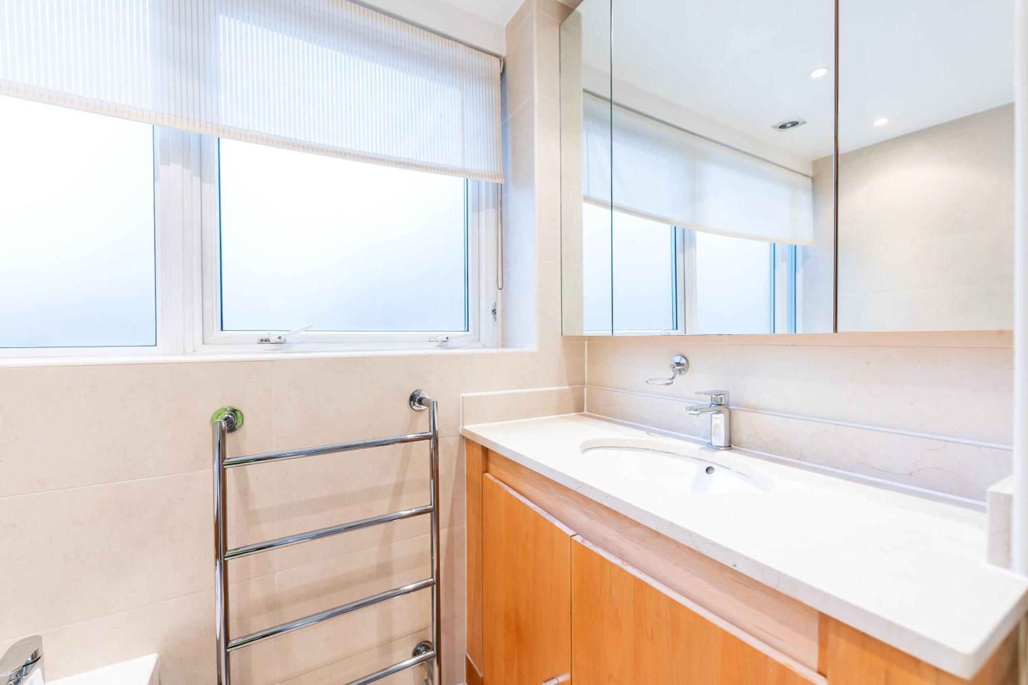 Luxury 6 Bedroom House In Southwick Street Apartment