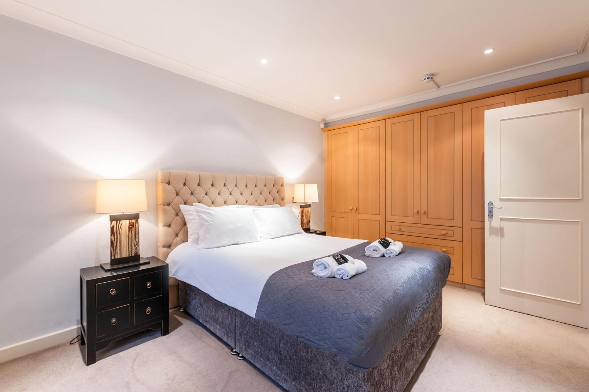 Luxury 6 Bedroom House In Southwick Street