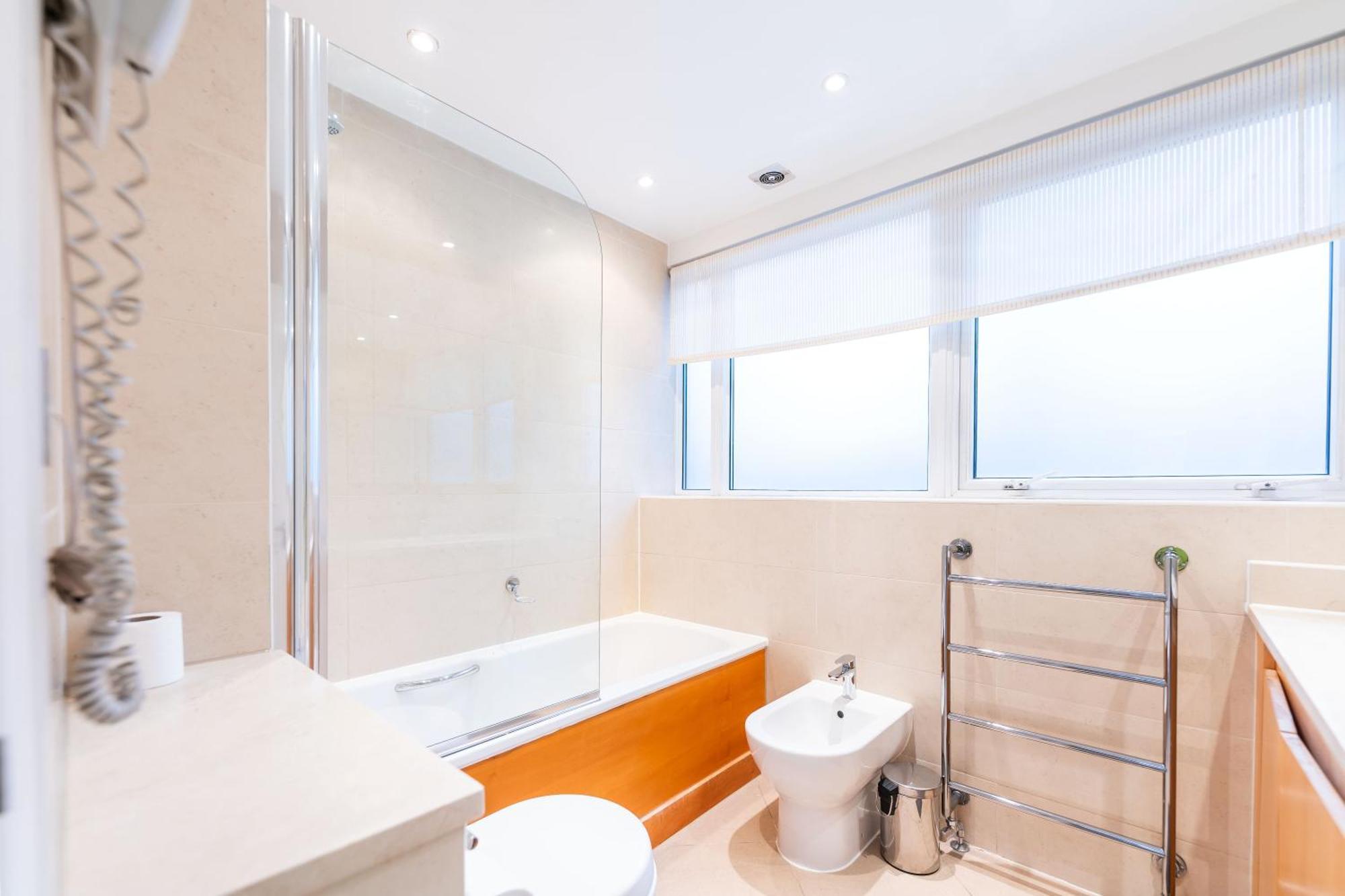 Luxury 6 Bedroom House In Southwick Street London