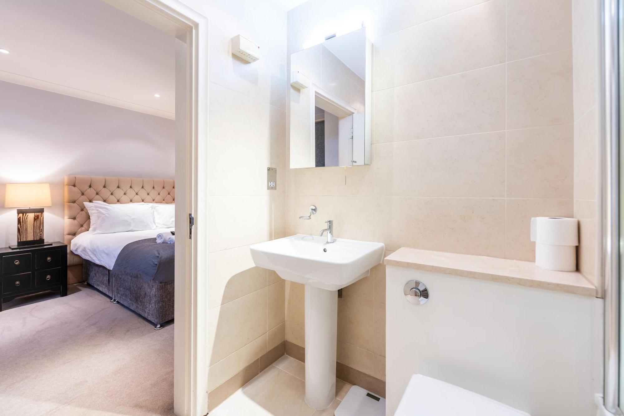 Apartment Luxury 6 Bedroom House In Southwick Street *