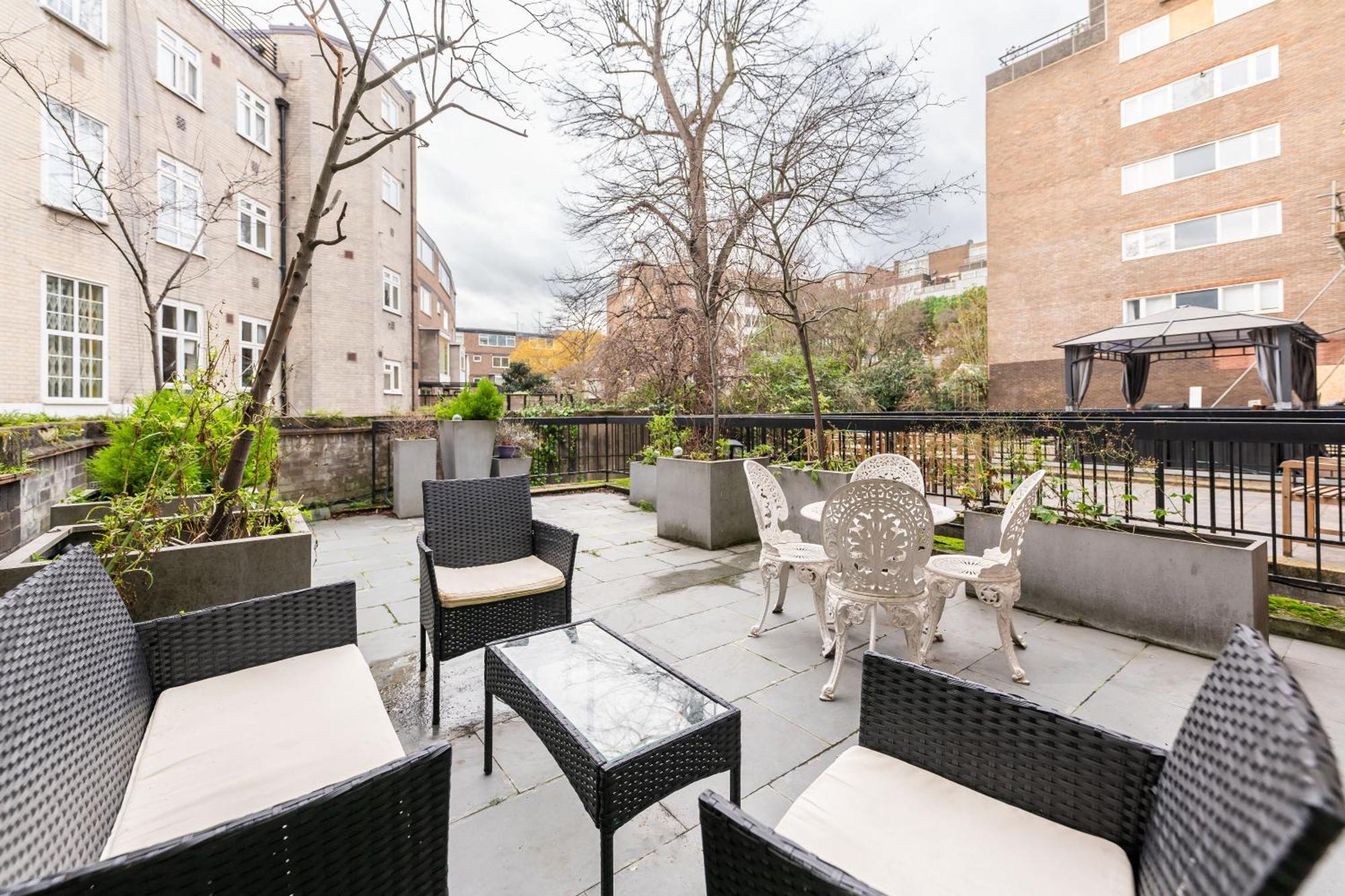 Luxury 6 Bedroom House In Southwick Street London