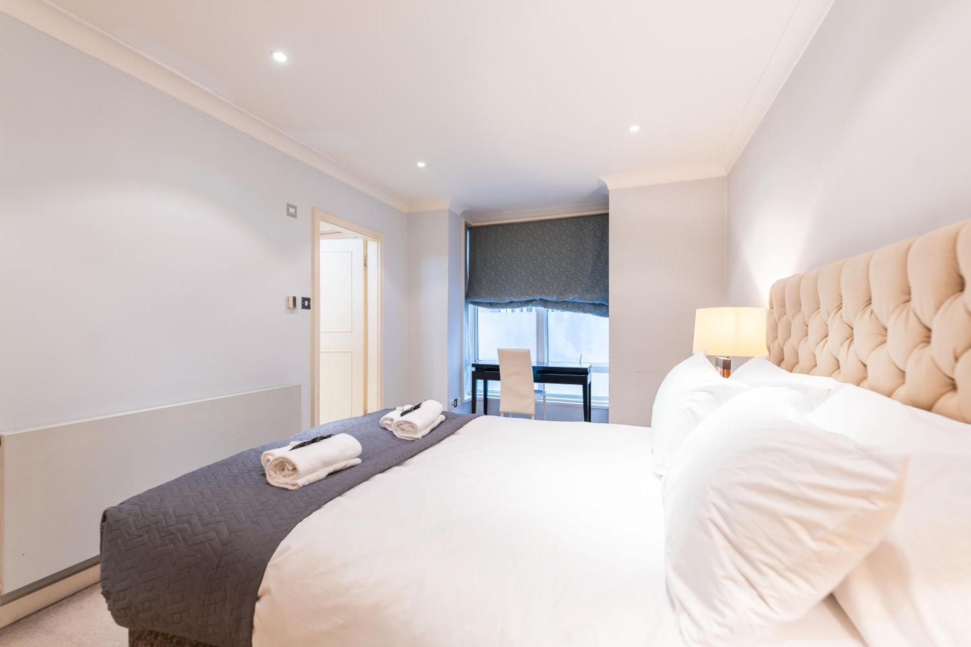 Luxury 6 Bedroom House In Southwick Street Apartment
