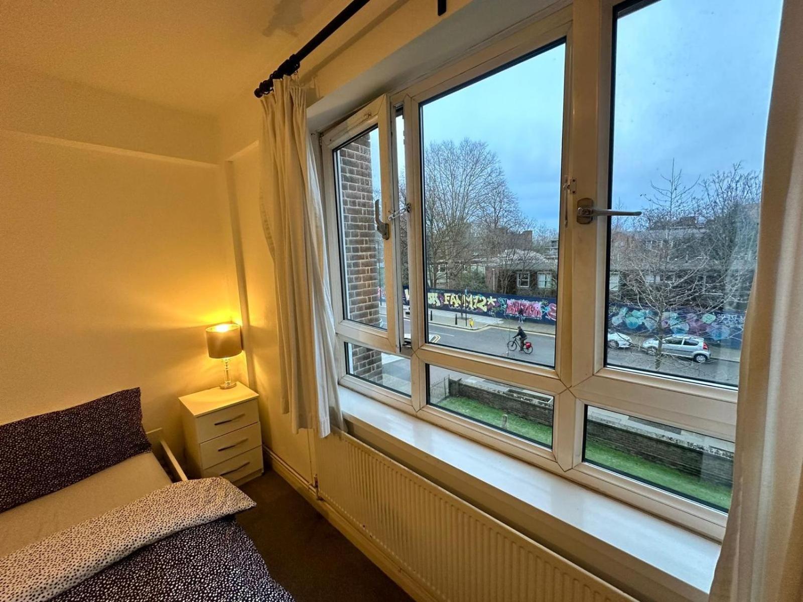 Victoria Park R4 * London