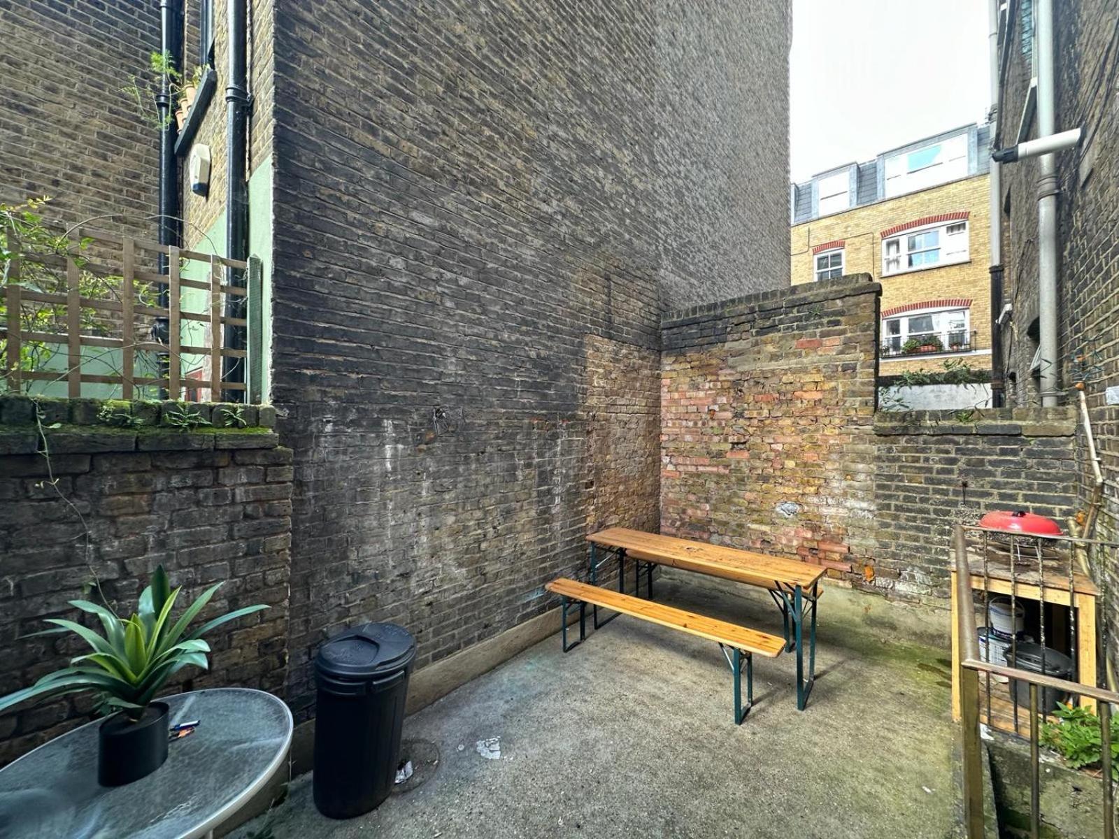 Gjestgiverier Whitechapel Station R1 London
