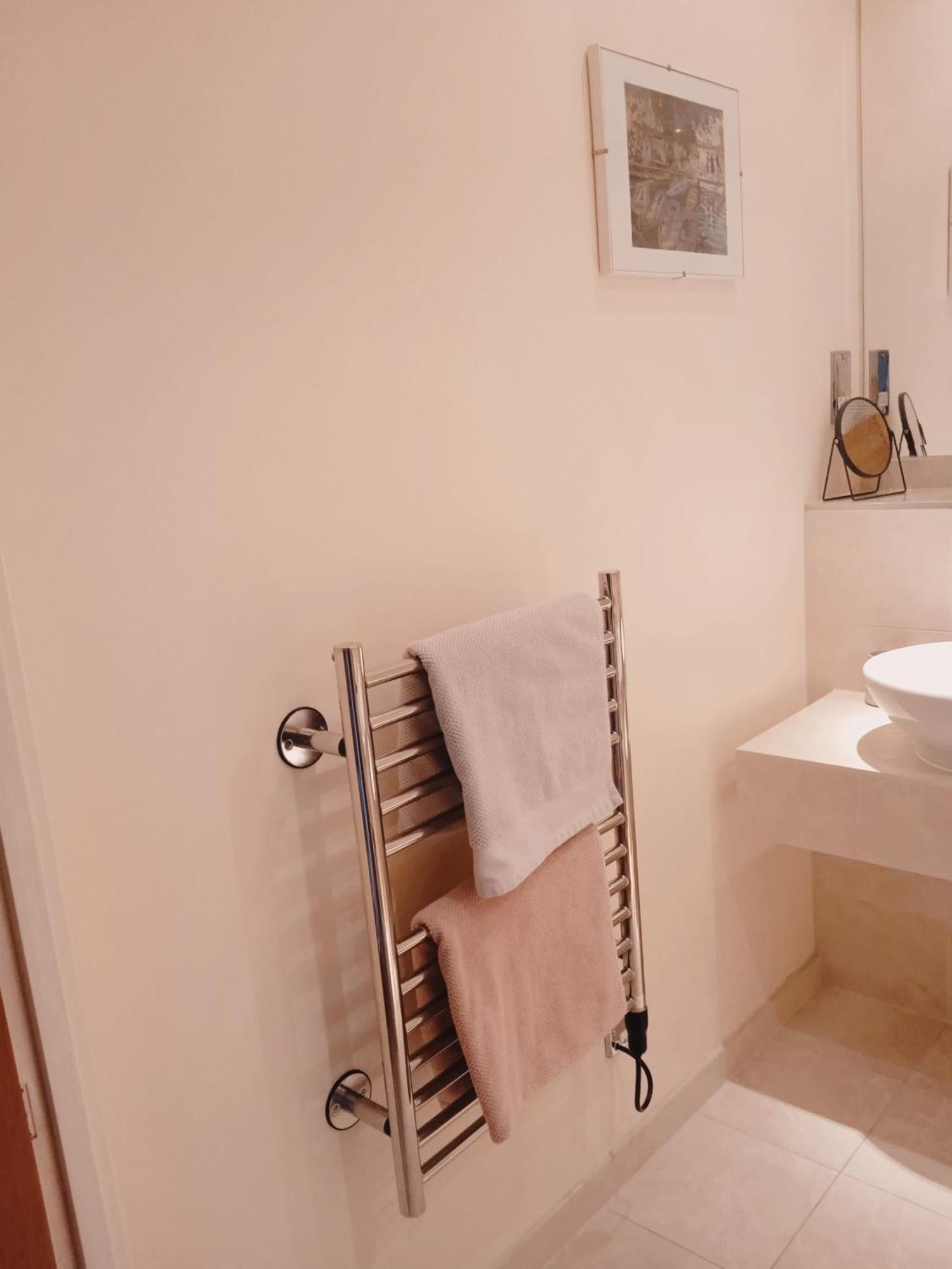 Beautiful Apartment With Underground Parking, Balcony In Kew, Richmond London