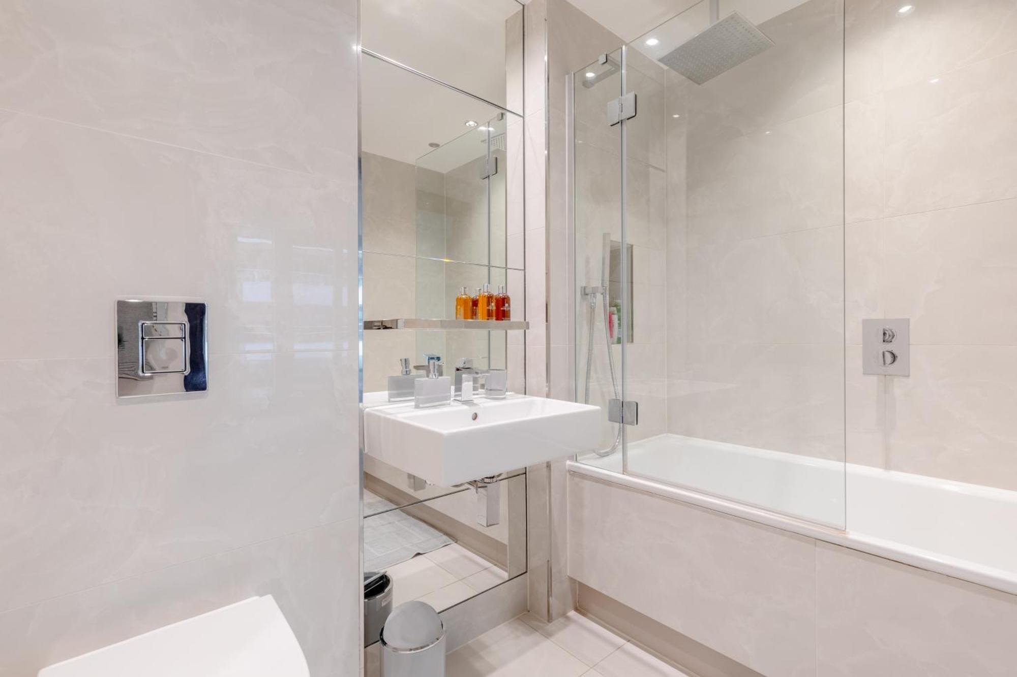 Luxury 2 Bed 2 Bath Close To Chelsea Leilighet London