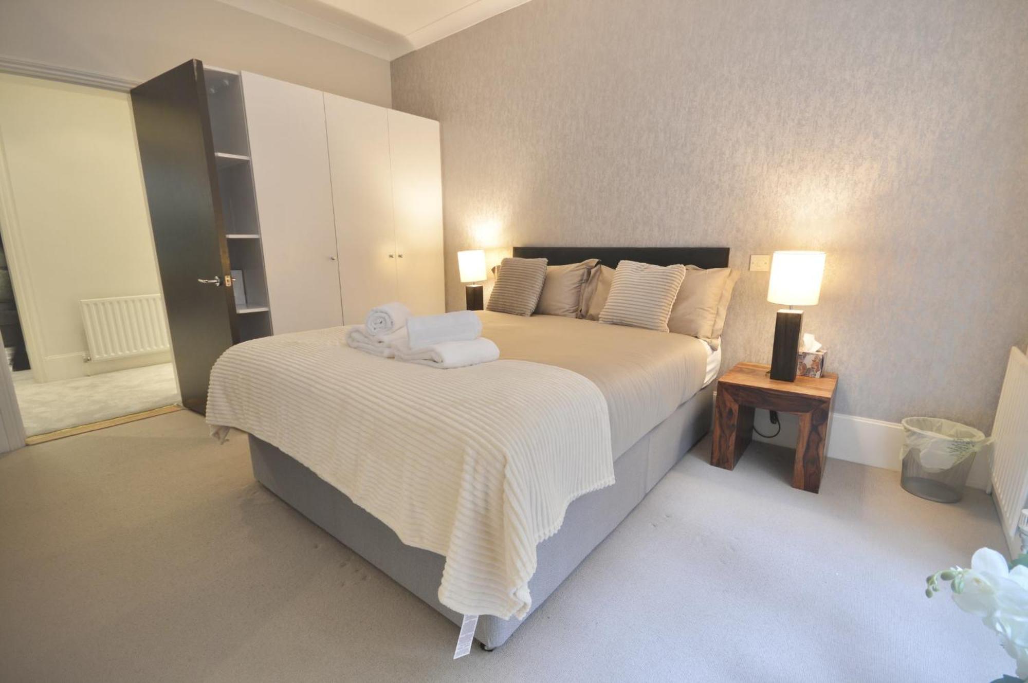 Kensington Apartment, Breakfast, 2 Baths Apartment
