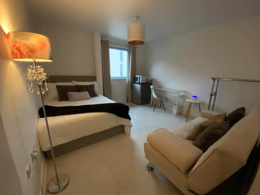 Xl Bright Room+parking+fridge+micro - 20min Bridge - 3 Min Walk To Train/bus Station Homestay