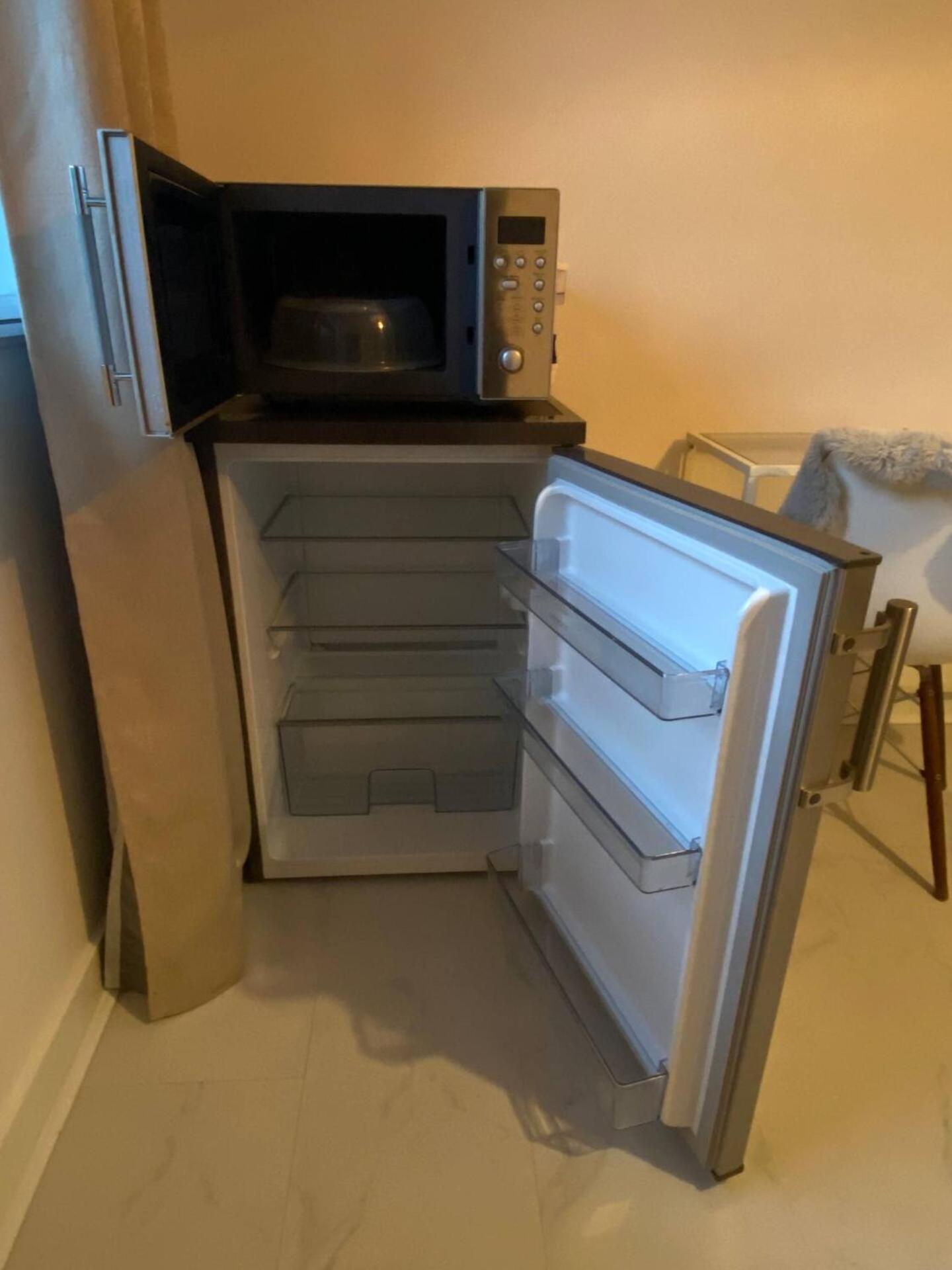 Homestay Xl Bright Room+parking+fridge+micro - 20min Bridge - 3 Min Walk To Train/bus Station London
