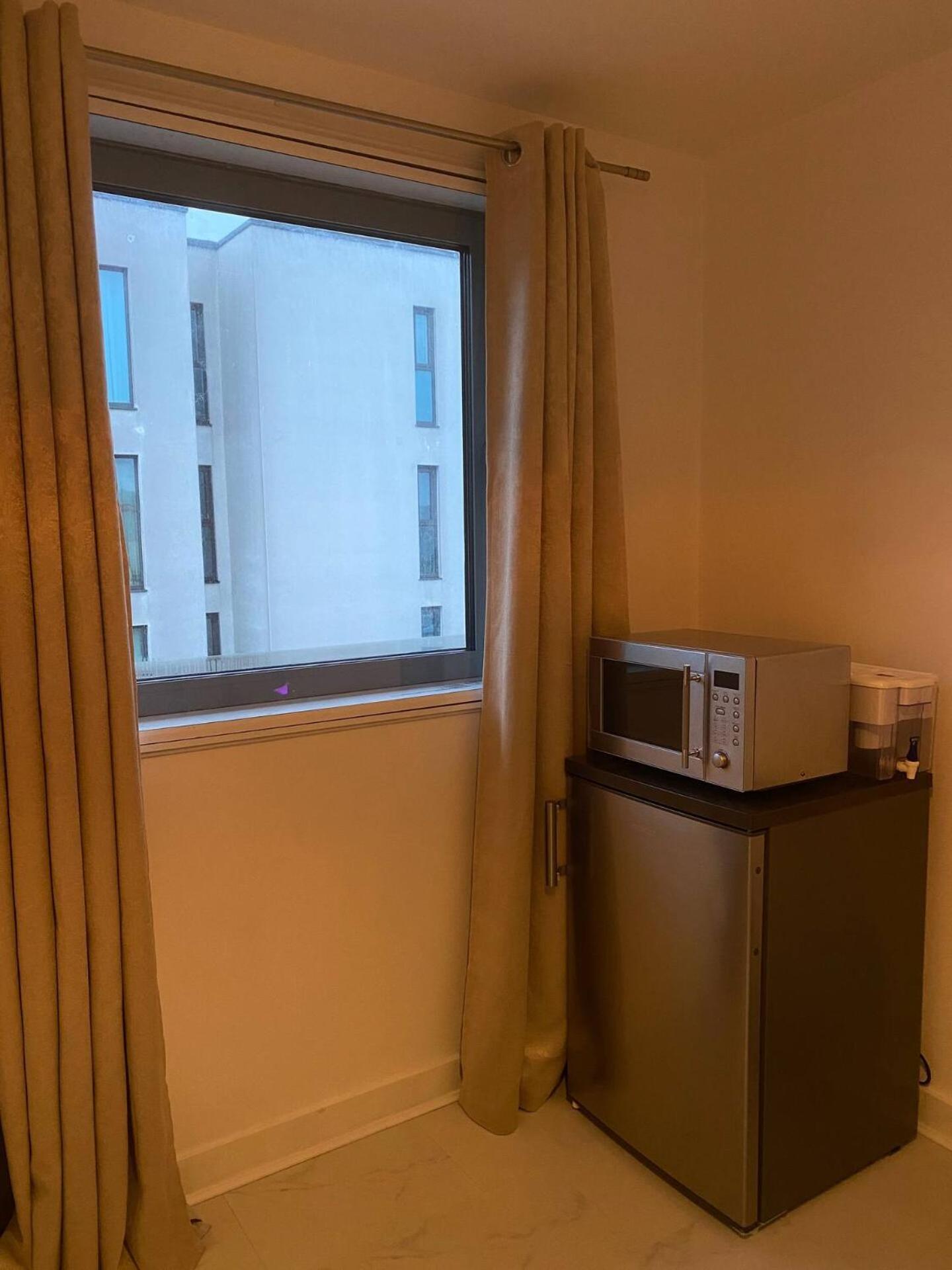 Xl Bright Room+parking+fridge+micro - 20min Bridge - 3 Min Walk To Train/bus Station * London