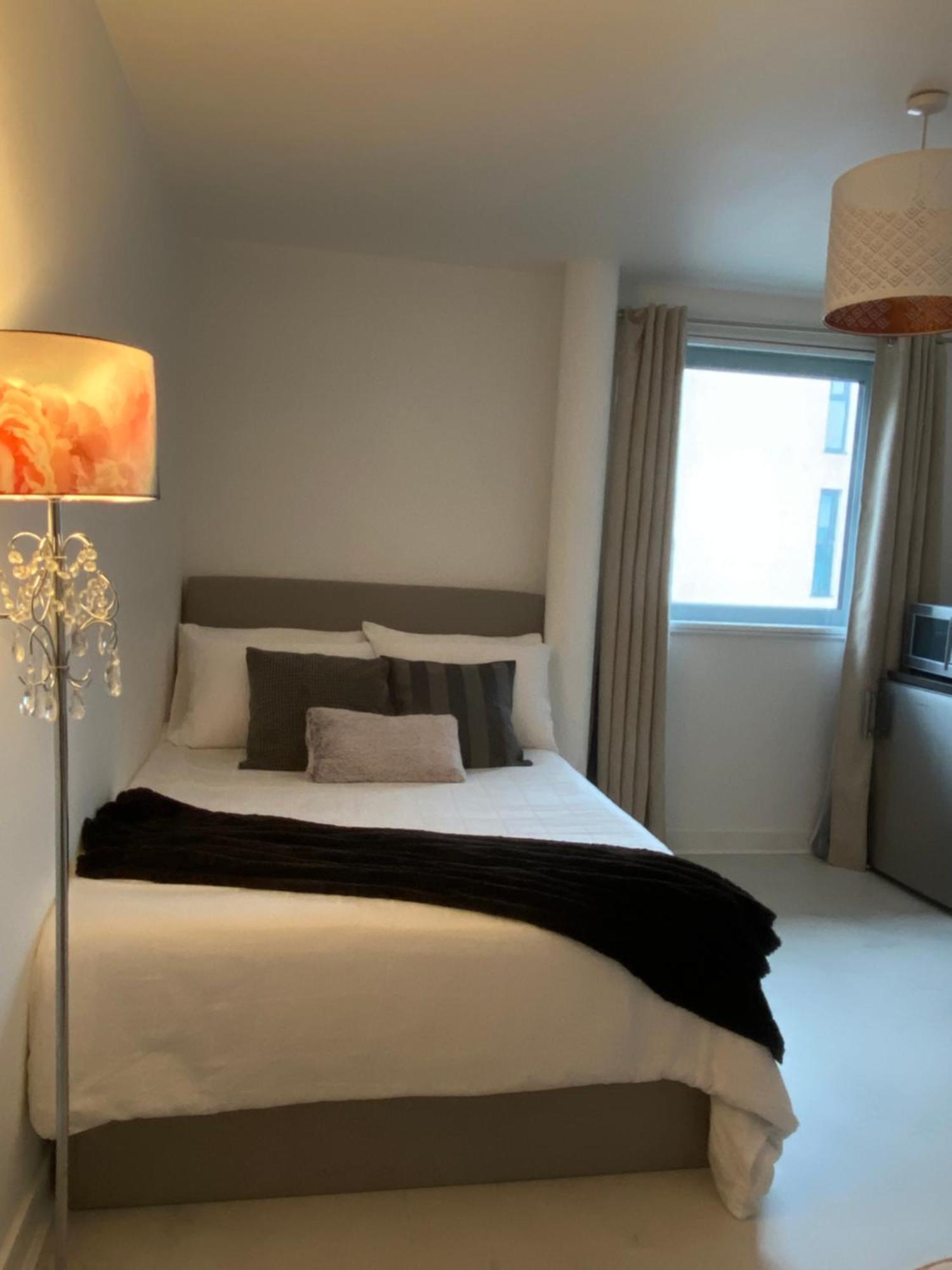 Homestay Xl Bright Room+parking+fridge+micro - 20min Bridge - 3 Min Walk To Train/bus Station *