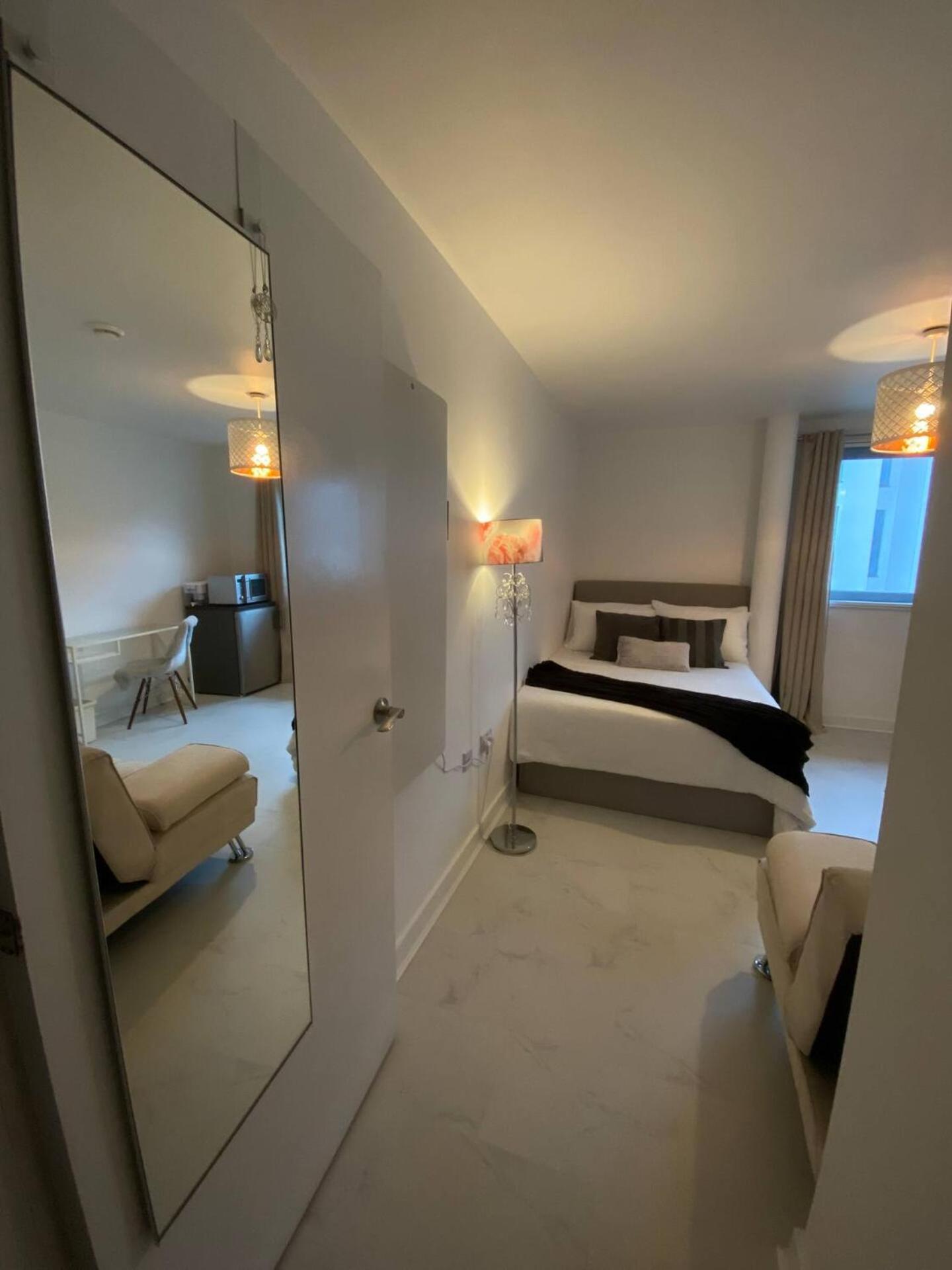 Xl Bright Room+parking+fridge+micro - 20min Bridge - 3 Min Walk To Train/bus Station * London