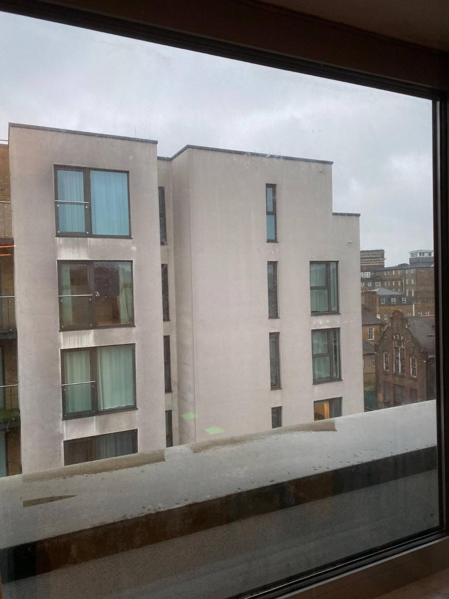 Xl Bright Room+parking+fridge+micro - 20min Bridge - 3 Min Walk To Train/bus Station Homestay *