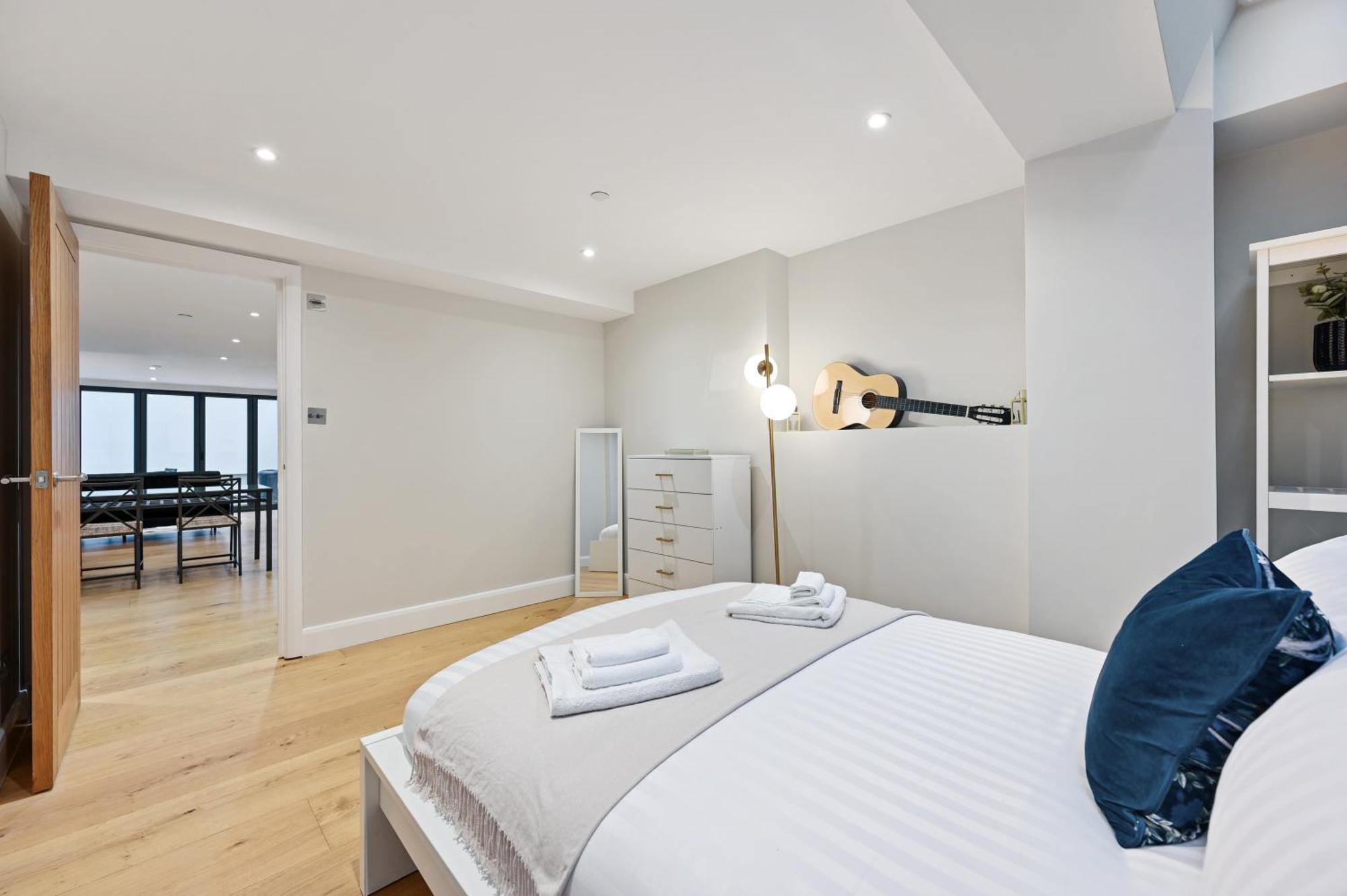 Stunning 2 Bed Basement Flat In Hammersmith *