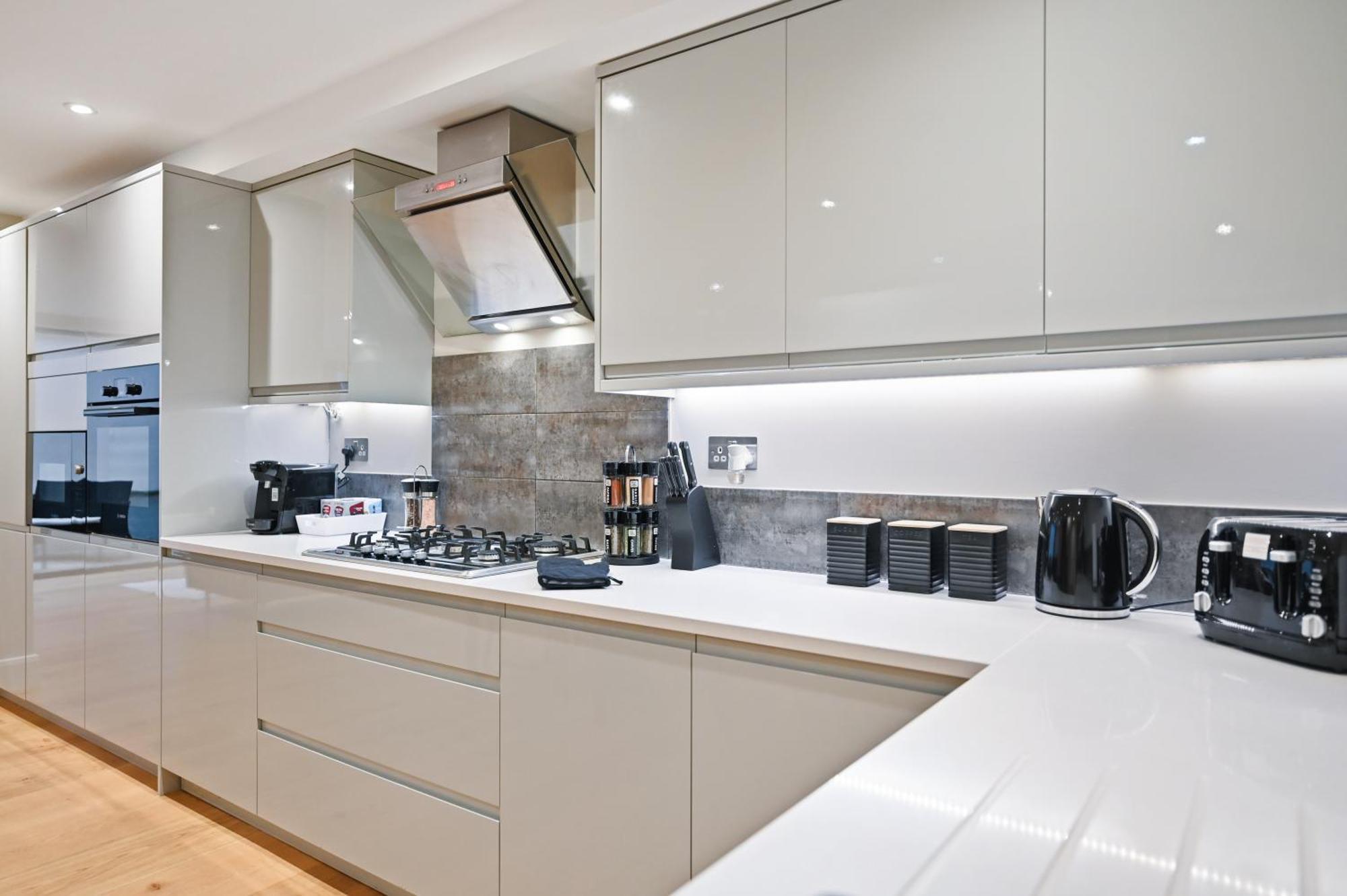 Stunning 2 Bed Basement Flat In Hammersmith