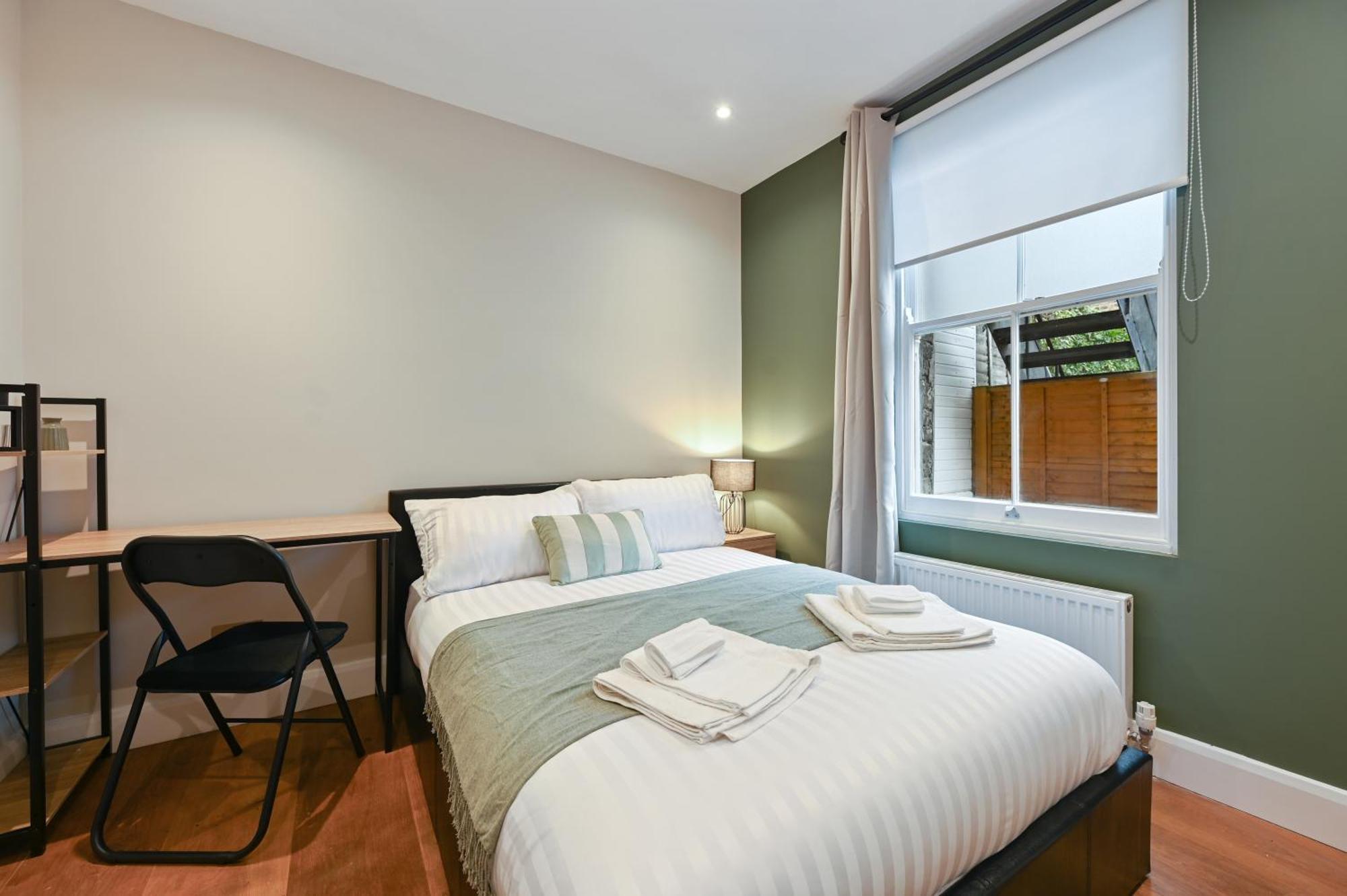 Stunning 2 Bed Basement Flat In Hammersmith Appartement Londen