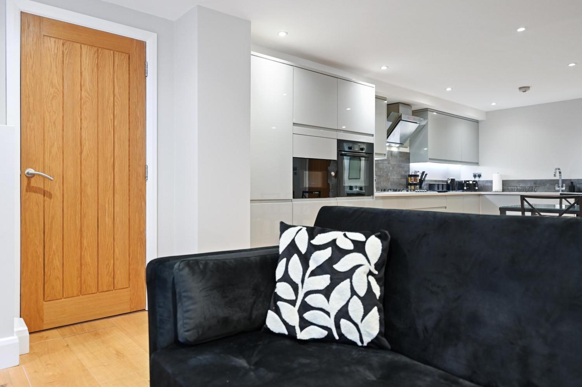 Stunning 2 Bed Basement Flat In Hammersmith * London