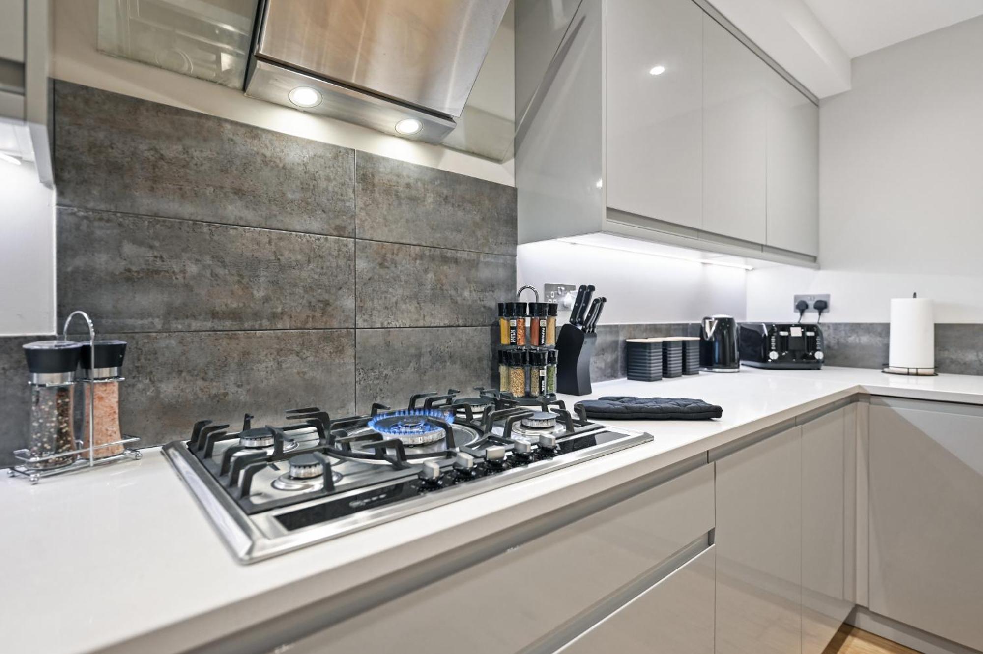 Stunning 2 Bed Basement Flat In Hammersmith Apartment London