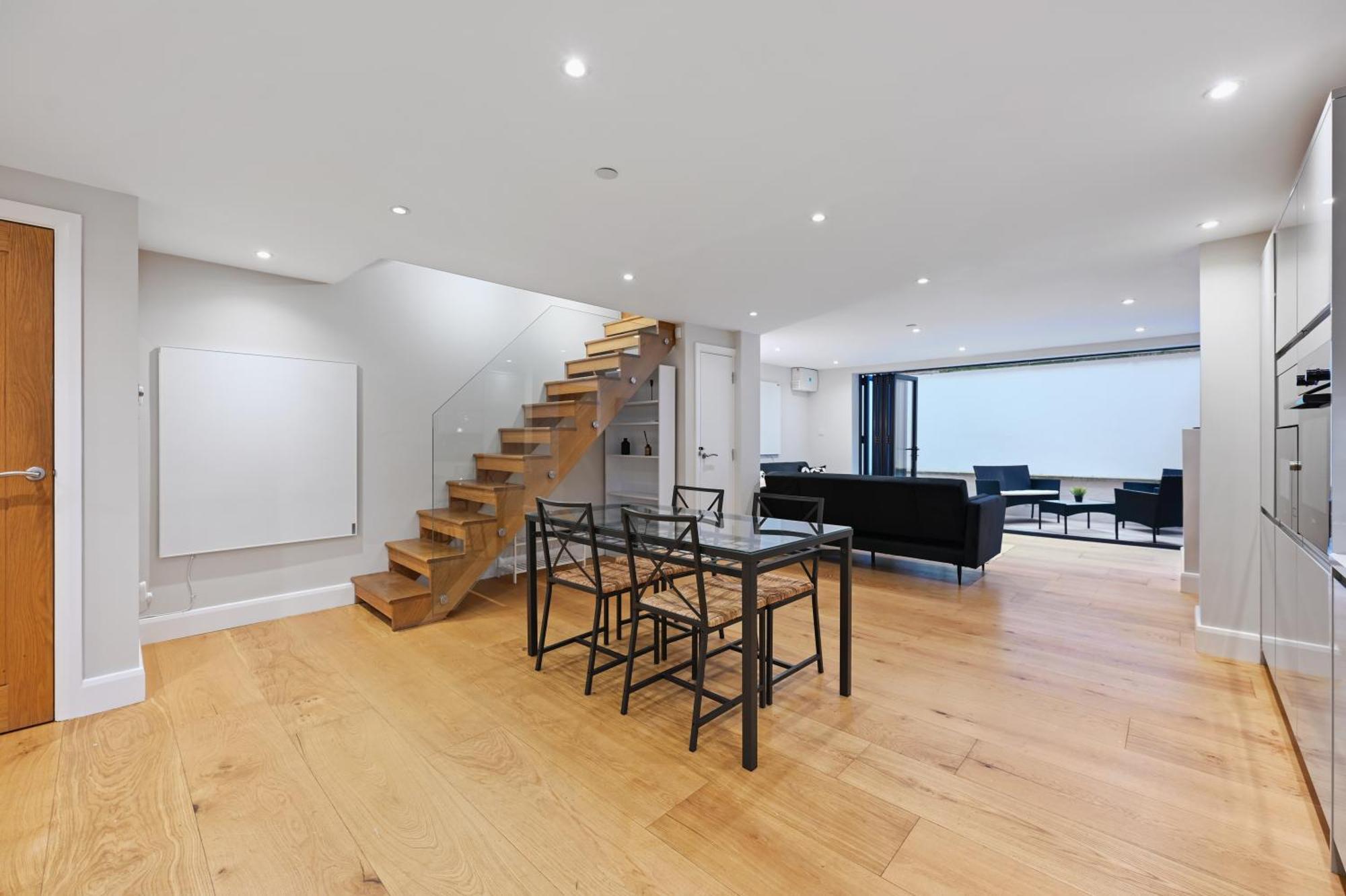 Stunning 2 Bed Basement Flat In Hammersmith London