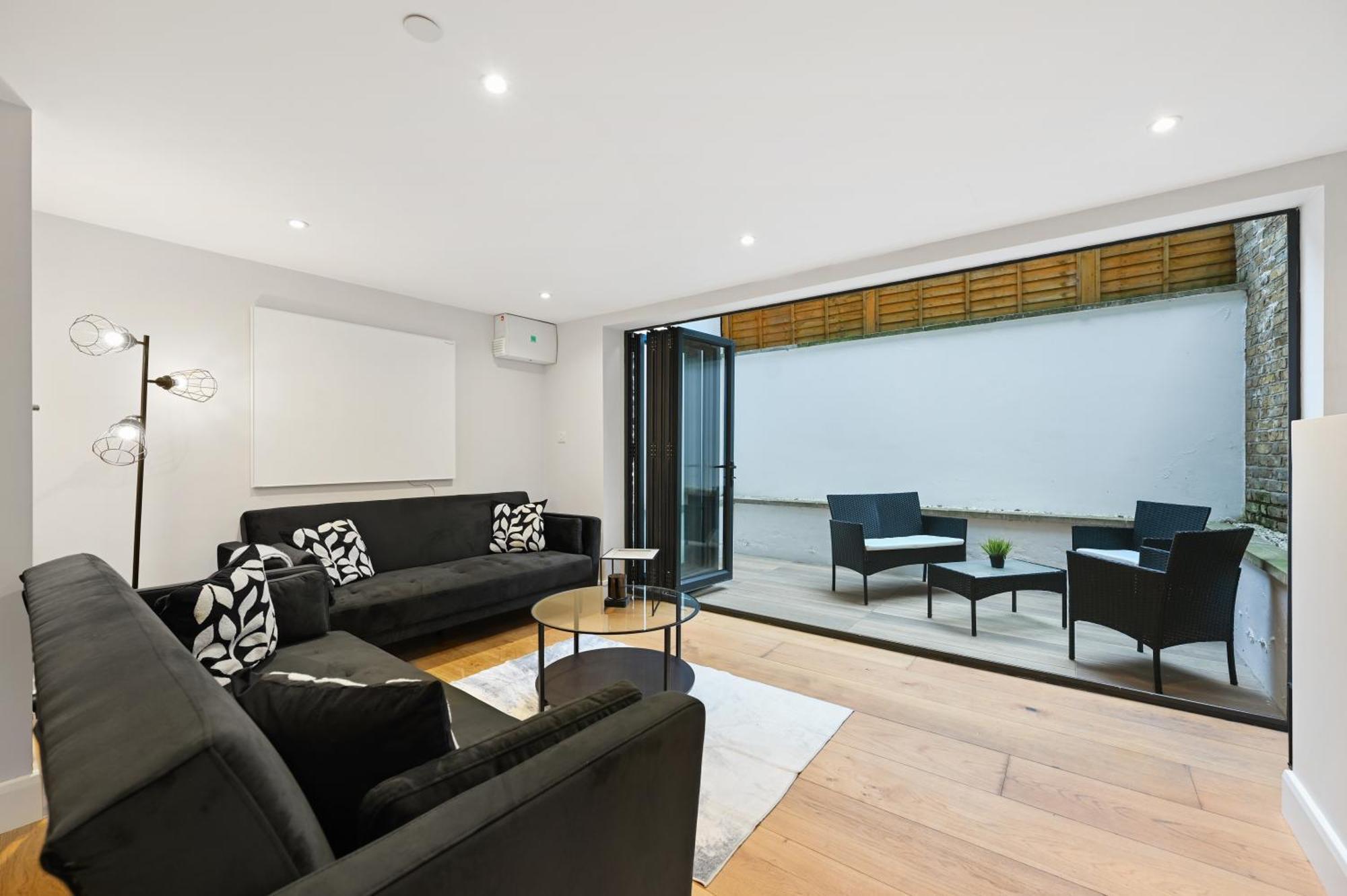 Apartment Stunning 2 Bed Basement Flat In Hammersmith *