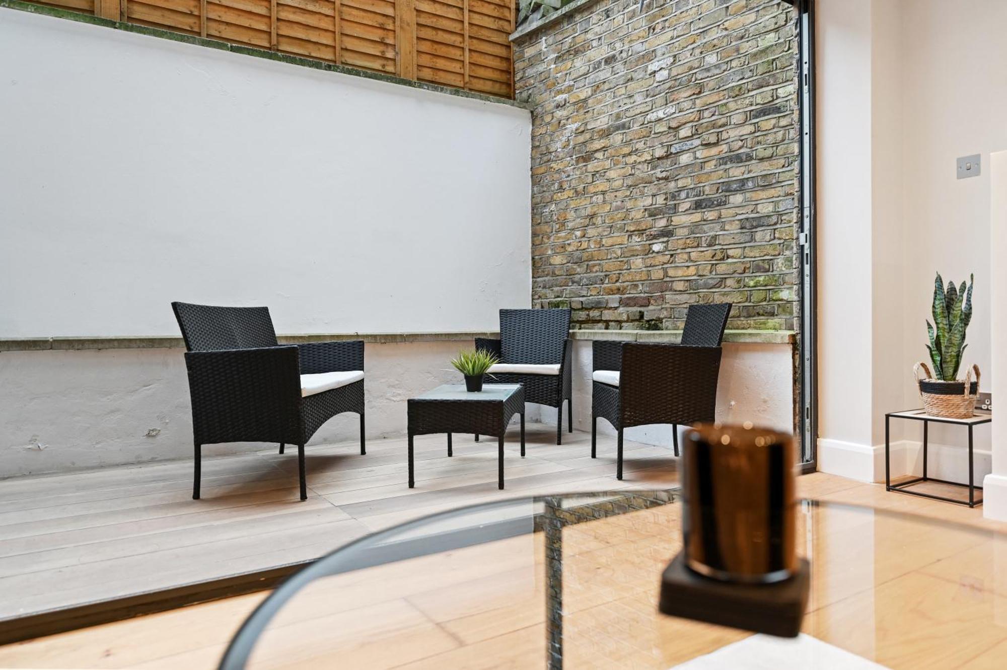 Stunning 2 Bed Basement Flat In Hammersmith