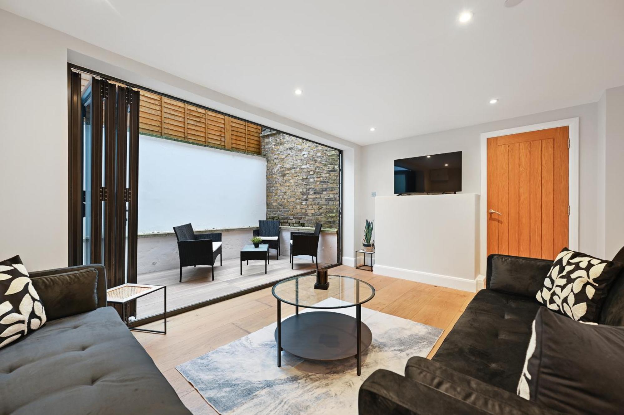 Stunning 2 Bed Basement Flat In Hammersmith Apartment *