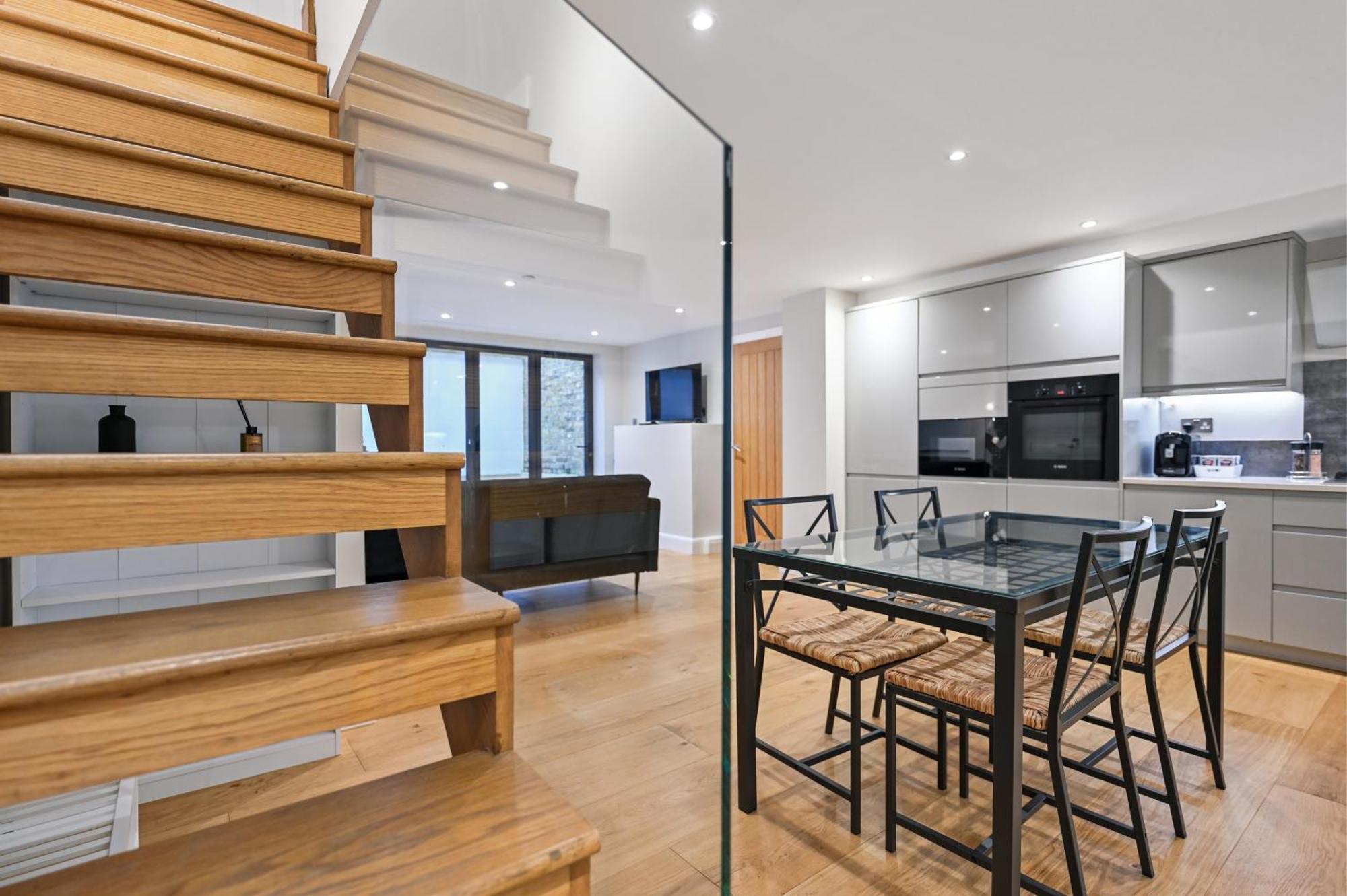 Stunning 2 Bed Basement Flat In Hammersmith London