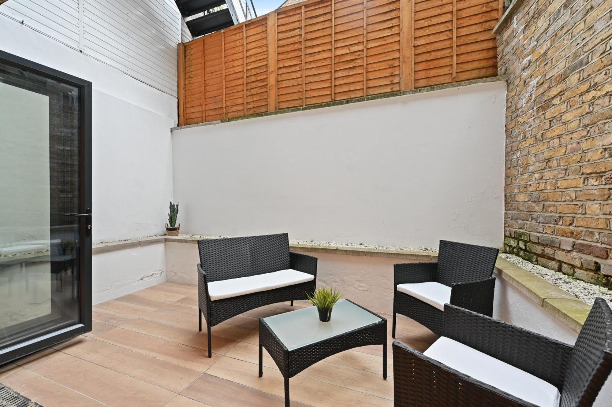 Apartment Stunning 2 Bed Basement Flat In Hammersmith London