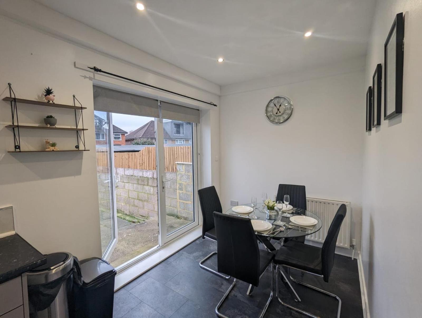 Guest house The Manor In Wembley London