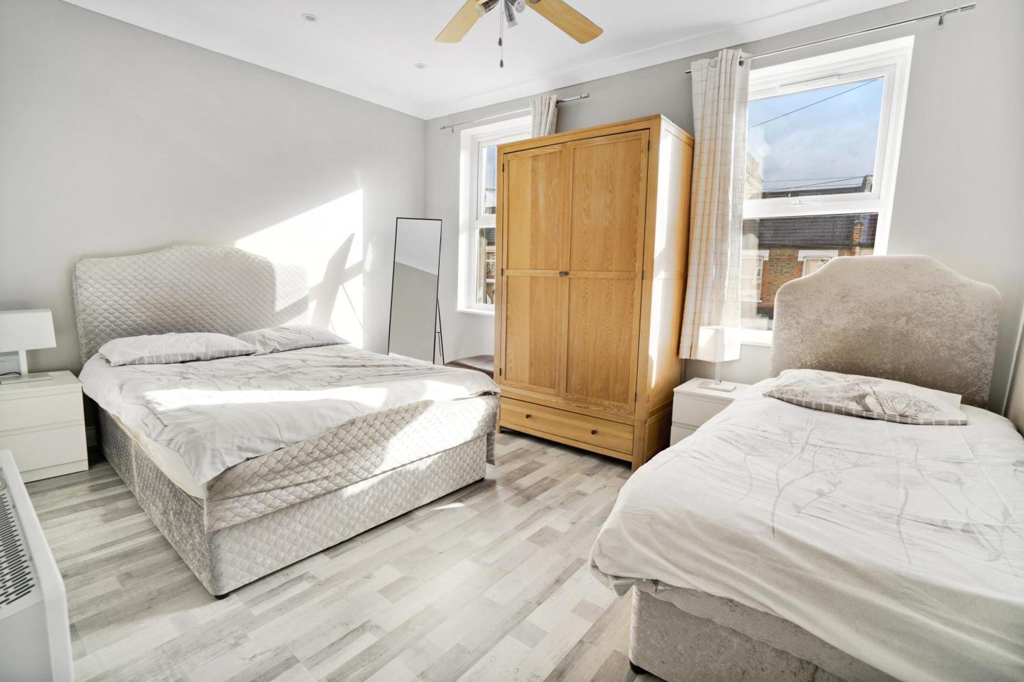 7 Bedroom House With Garden Ferienhaus
