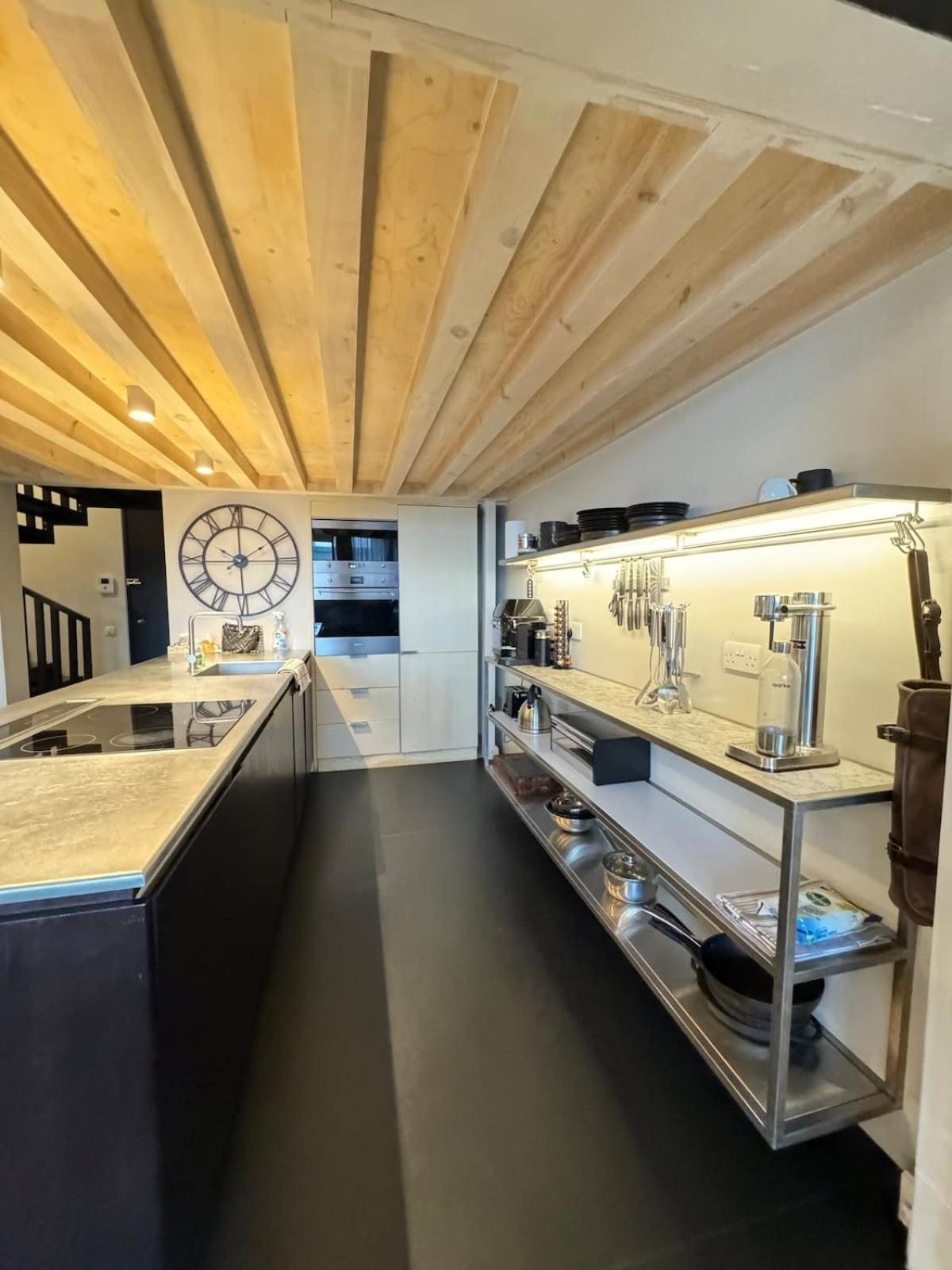 Industrial-chic 1bd Loft By The River Fulham! Apartment