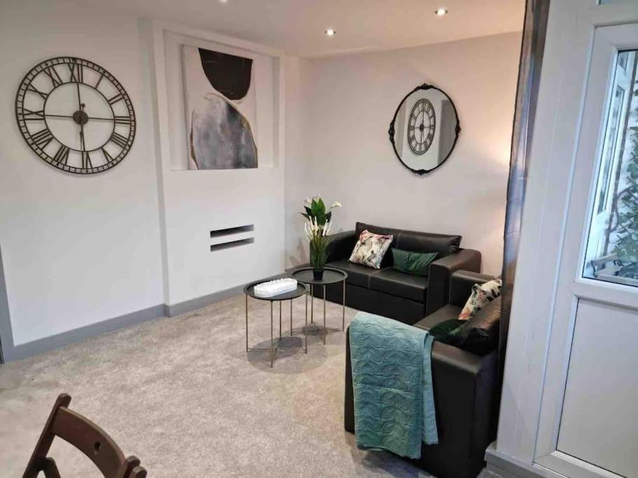 Luxury 3 Bedroom In City Apartment *
