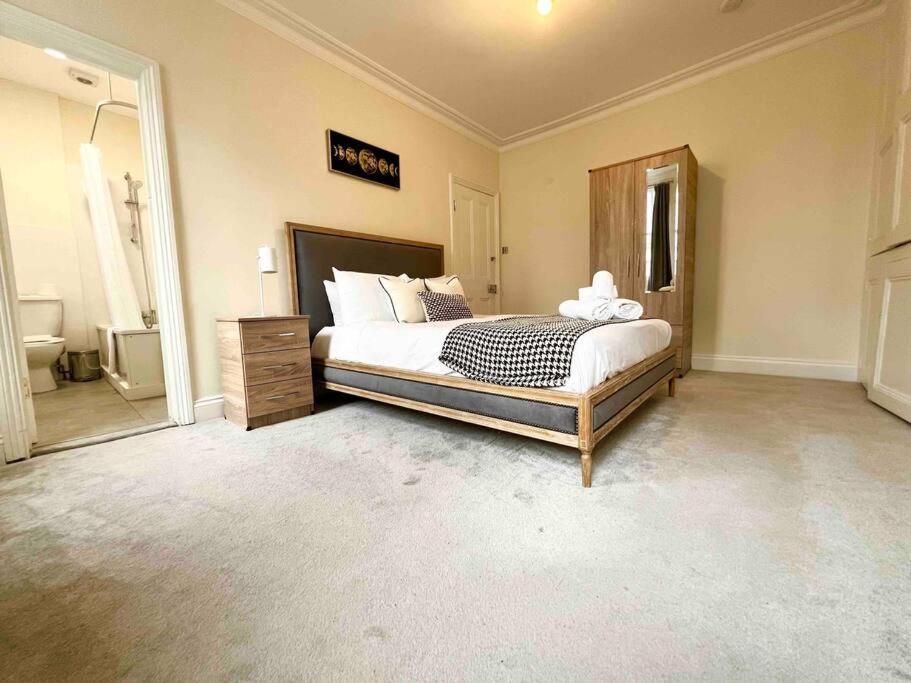4 Bed Apartment- Archway Station Appartement Londen