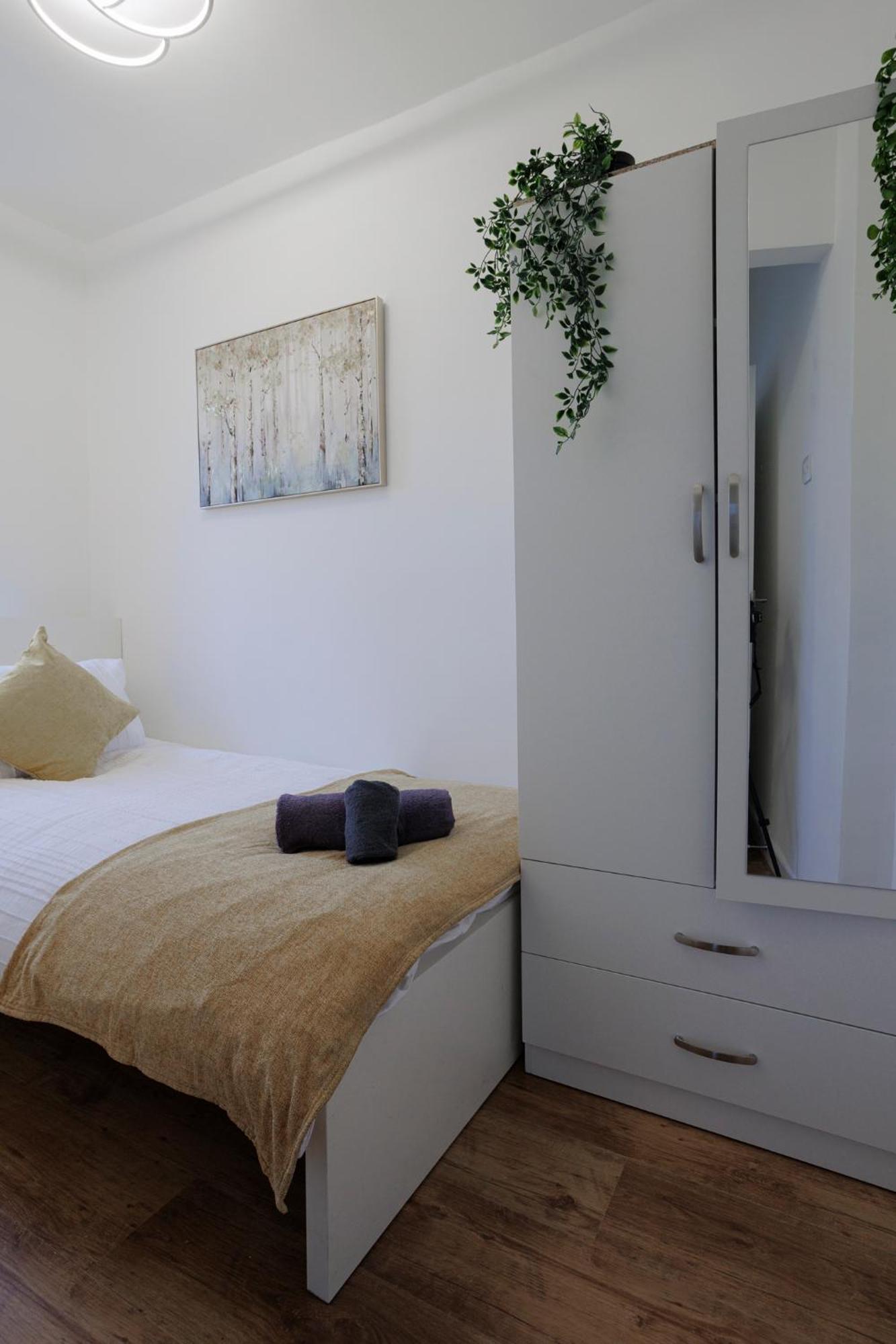 Apartment 2 Bedroom By Arhouse Short Lets & Serviced Highbury With Free Wifi *
