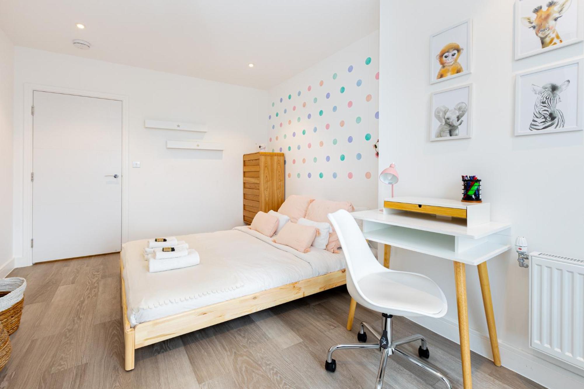 Modern New 2br Wviews & Balcony In Wandsworth Apartment